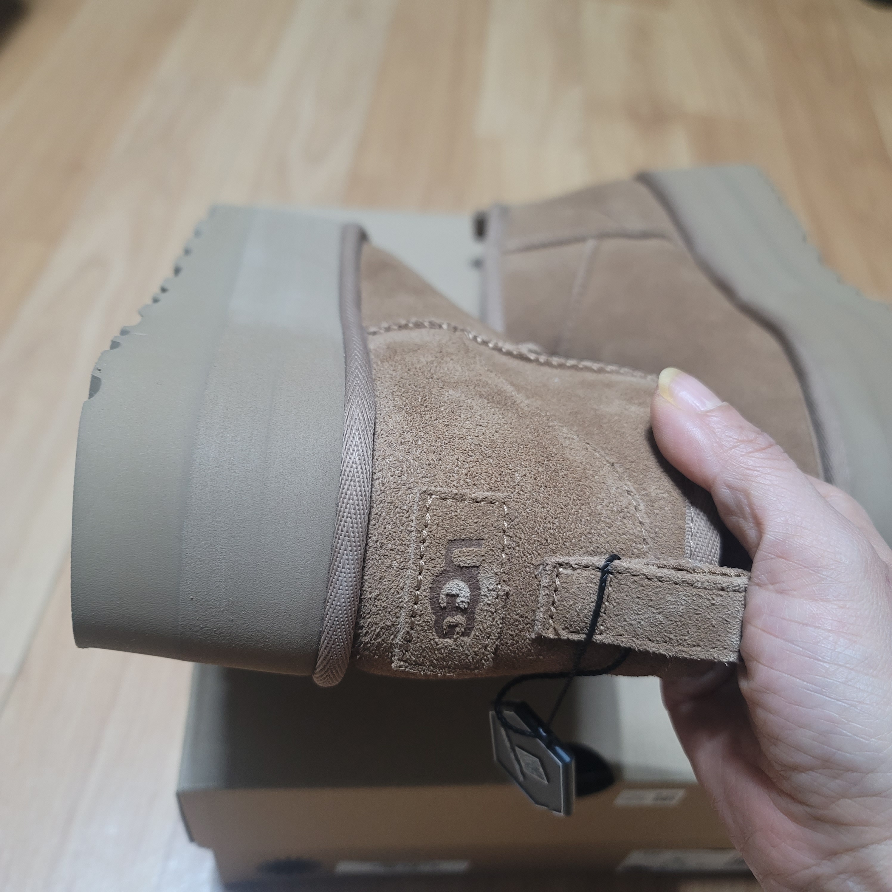 (W) UGG Classic Ultra Mini Platform Boots Chestnut 착용 스타일 - 3