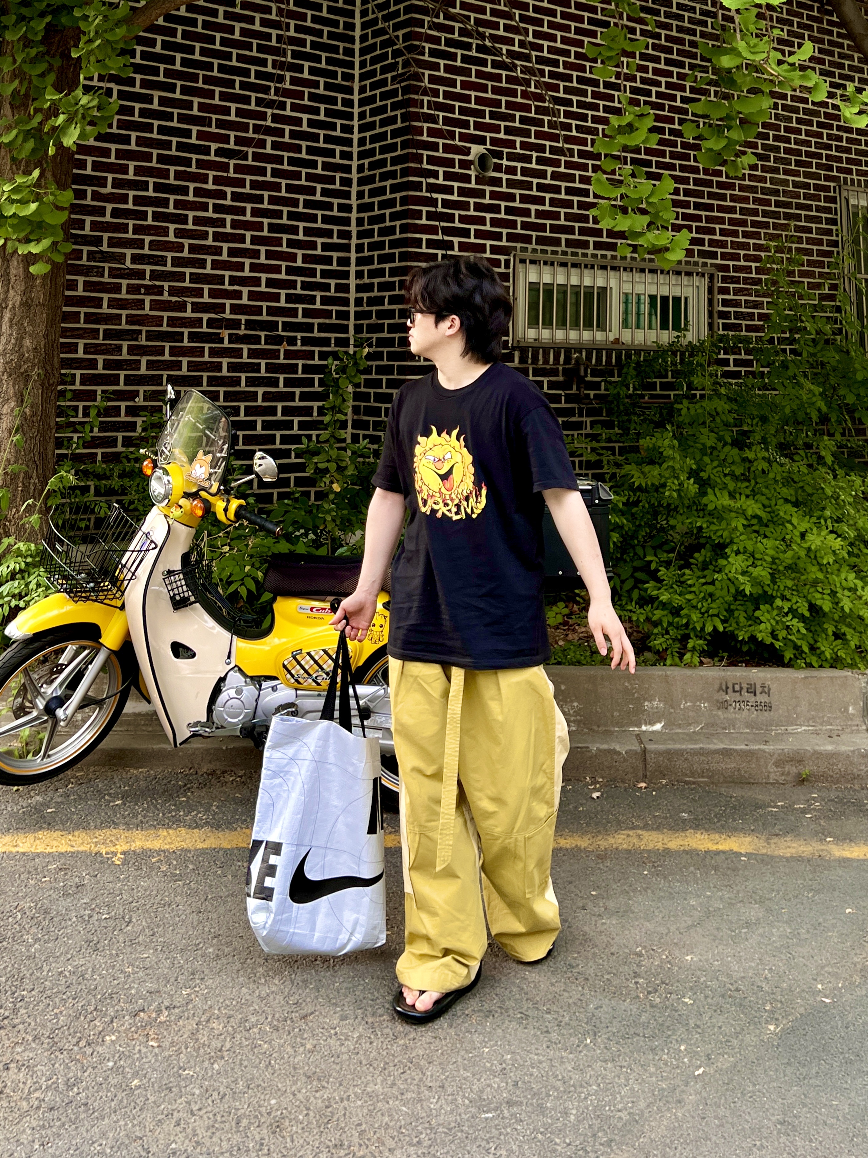 Taw&Toe Flip Flop Zerovity OG Glossy Black, Supreme Sun T-Shirt Black - 20FW 착용 스타일 - 2