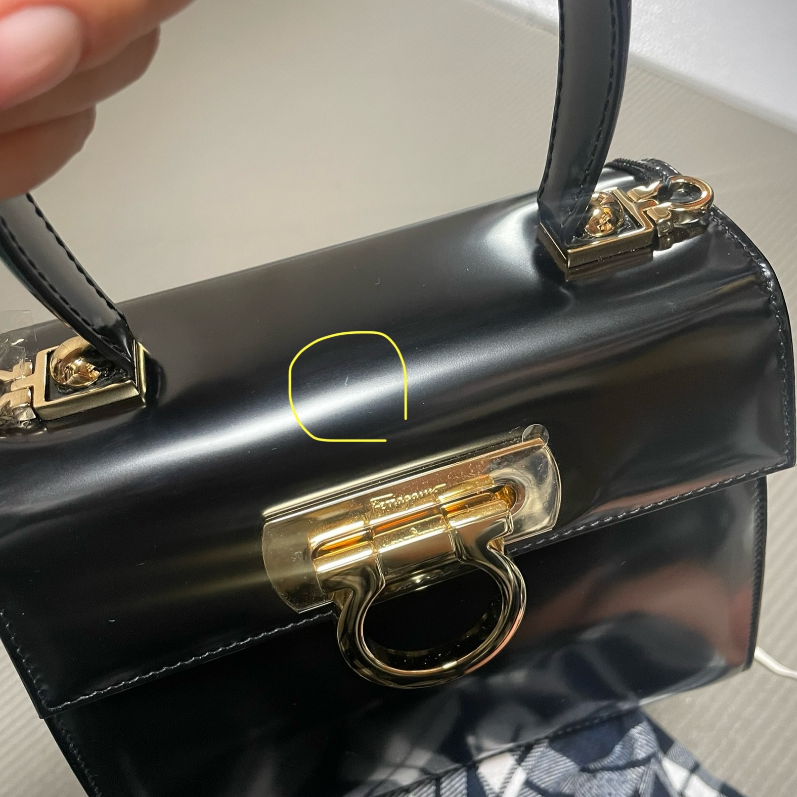 Ferragamo Small Kelly Bag Black 착용 스타일 - 2