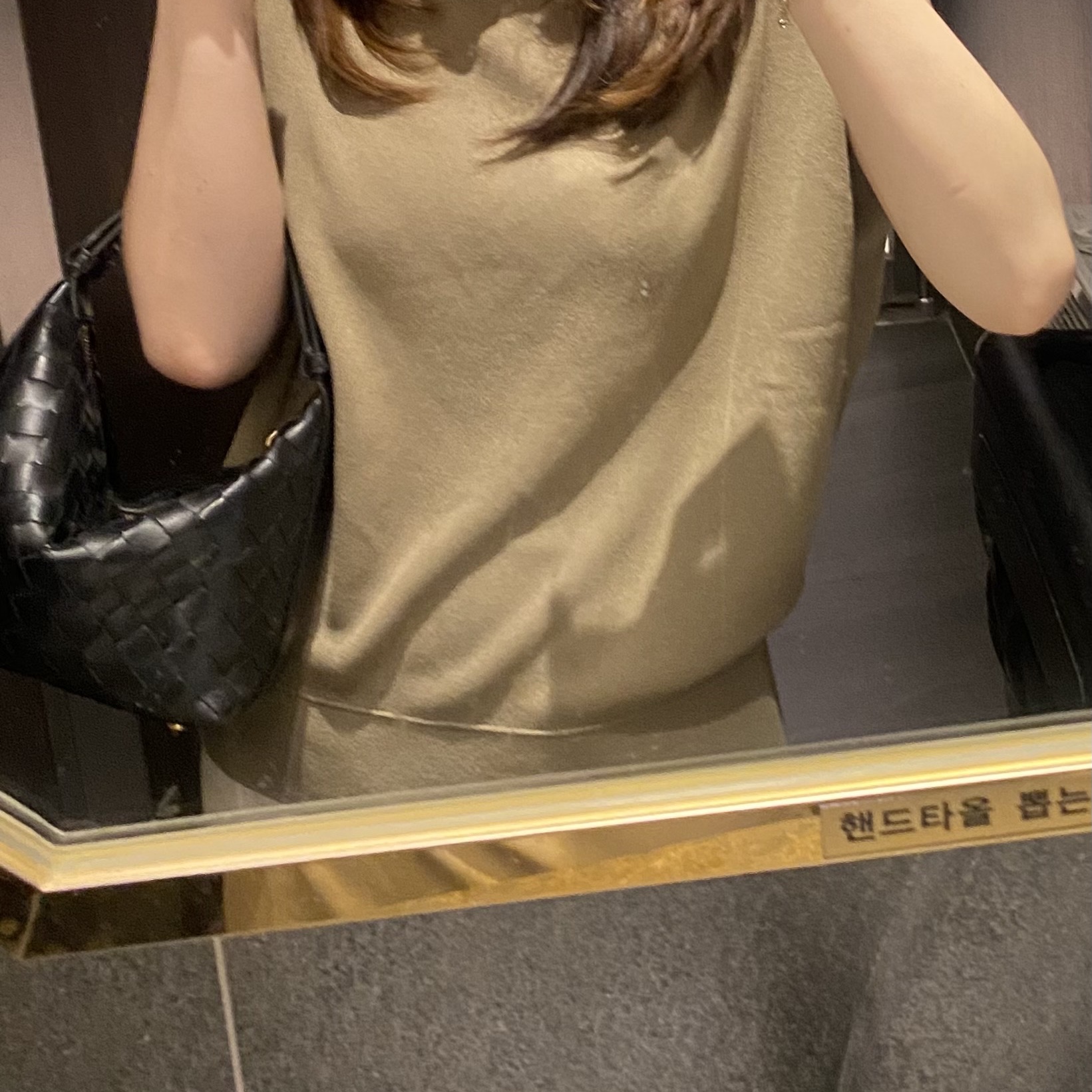 Bottega Veneta Mini Wallace Black 착용 스타일