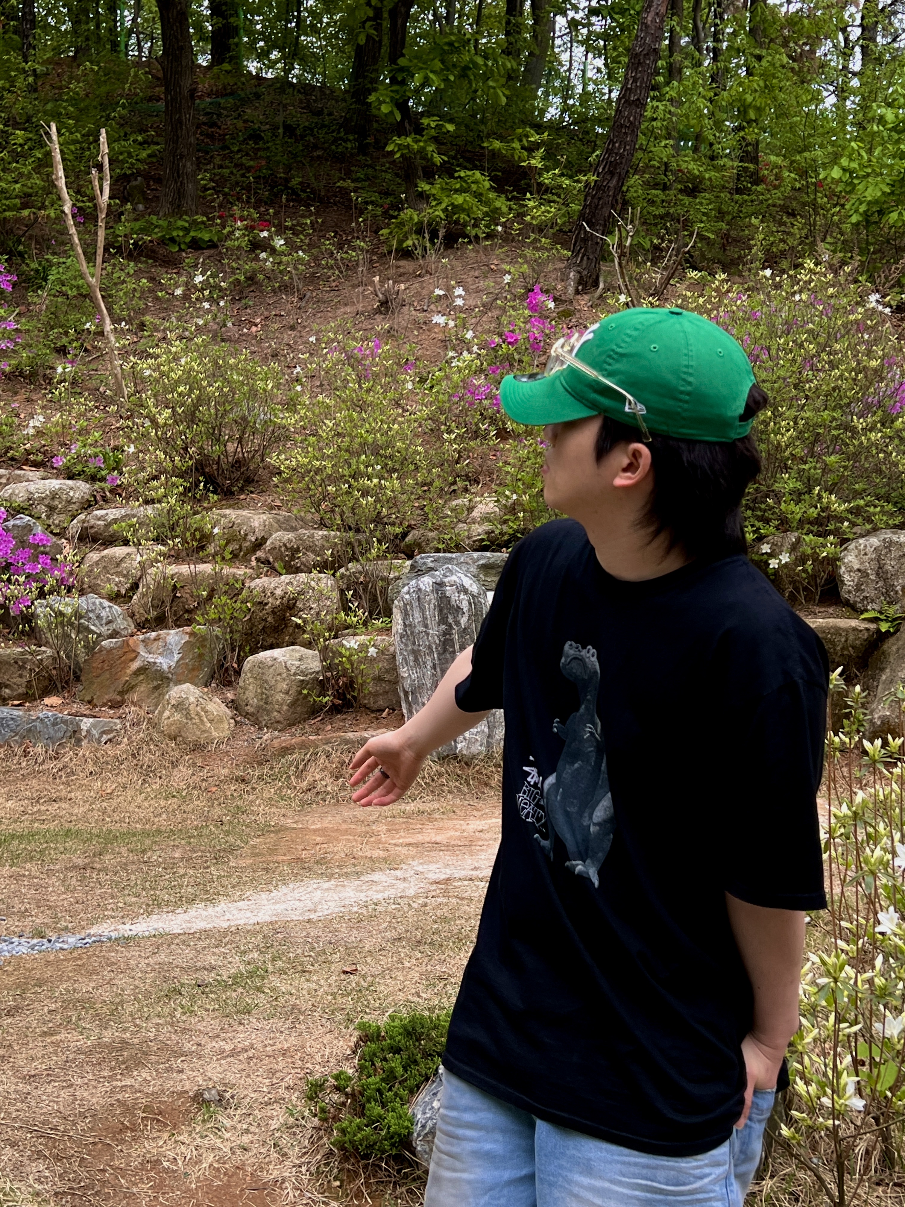 New Era x MoMA New York Yankees Cap Kelly Green, Stussy Big & Meaty Pigment Dyed T-Shirt Black 착용 스타일