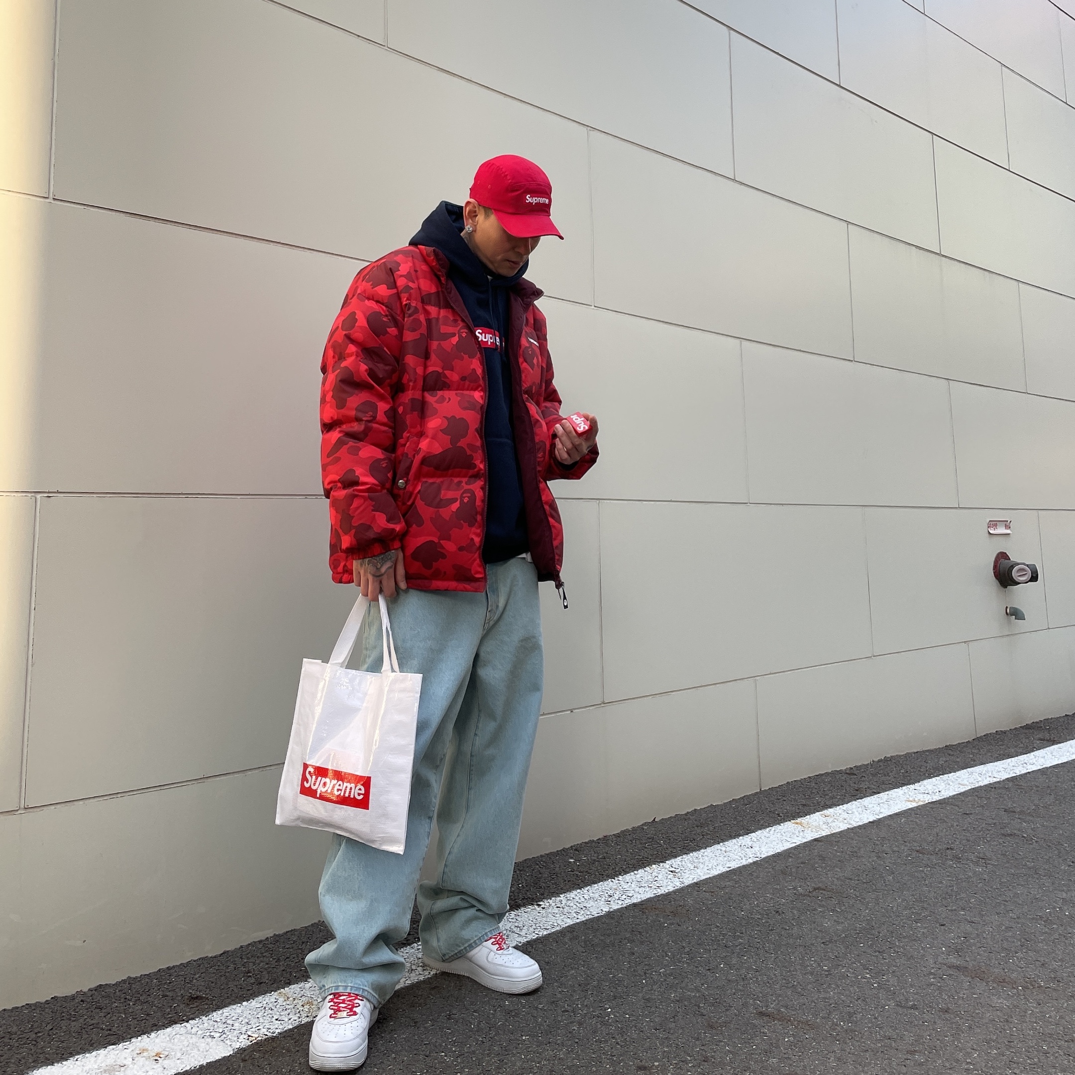 Supreme Baggy Jean Light Washed Indigo - 24FW, Supreme Box Logo Hooded Sweatshirt Navy - 24FW 착용 스타일