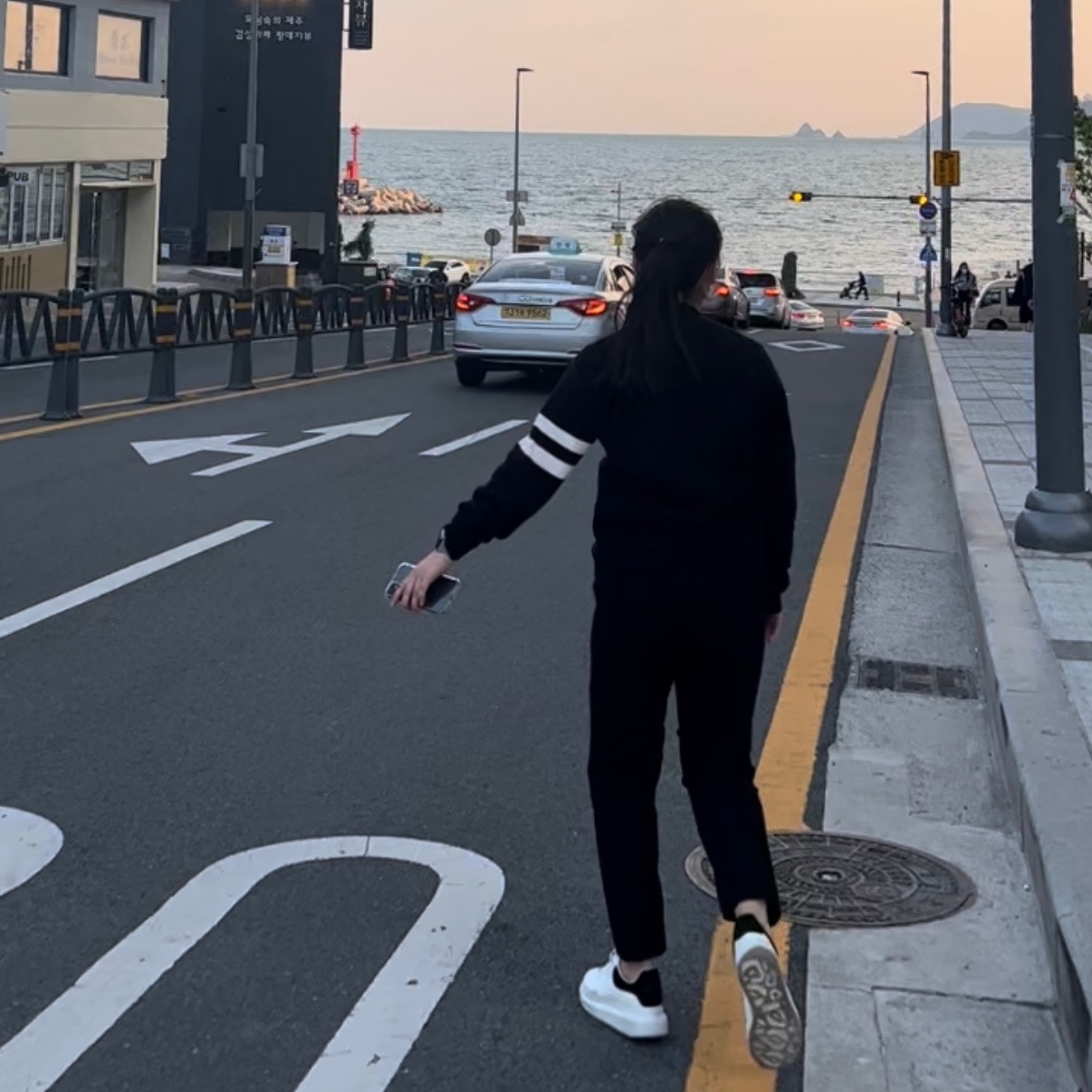 (W) Alexander McQueen Oversized Sneakers White Black, Apple Watch Series 8 41mm GPS Midnight Aluminium Case with Sport Band Midnight (Korean Ver.) 착용 스타일