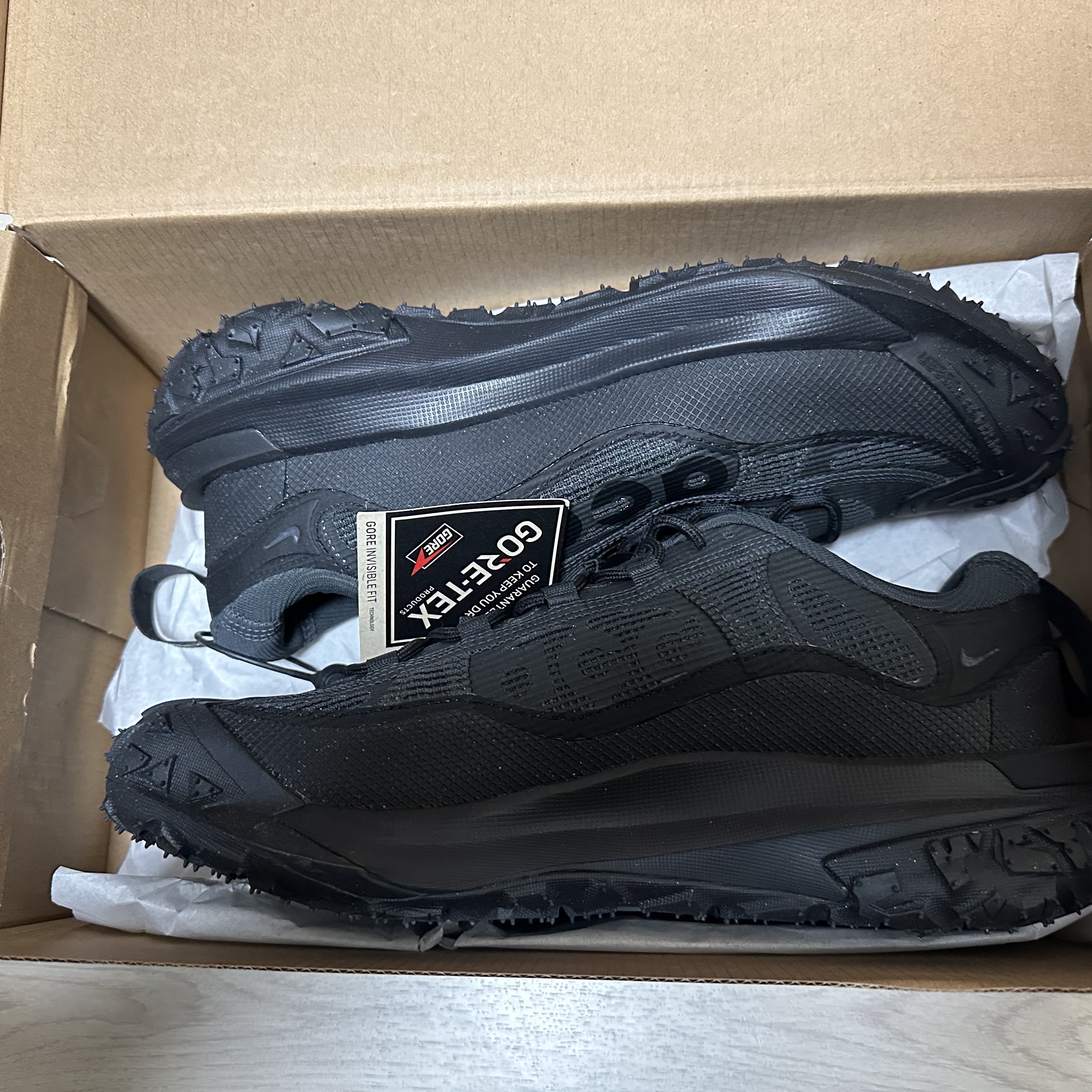 Nike ACG Mountain Fly 2 Low Gore-Tex Black and Dark Smoke Grey 착용 스타일