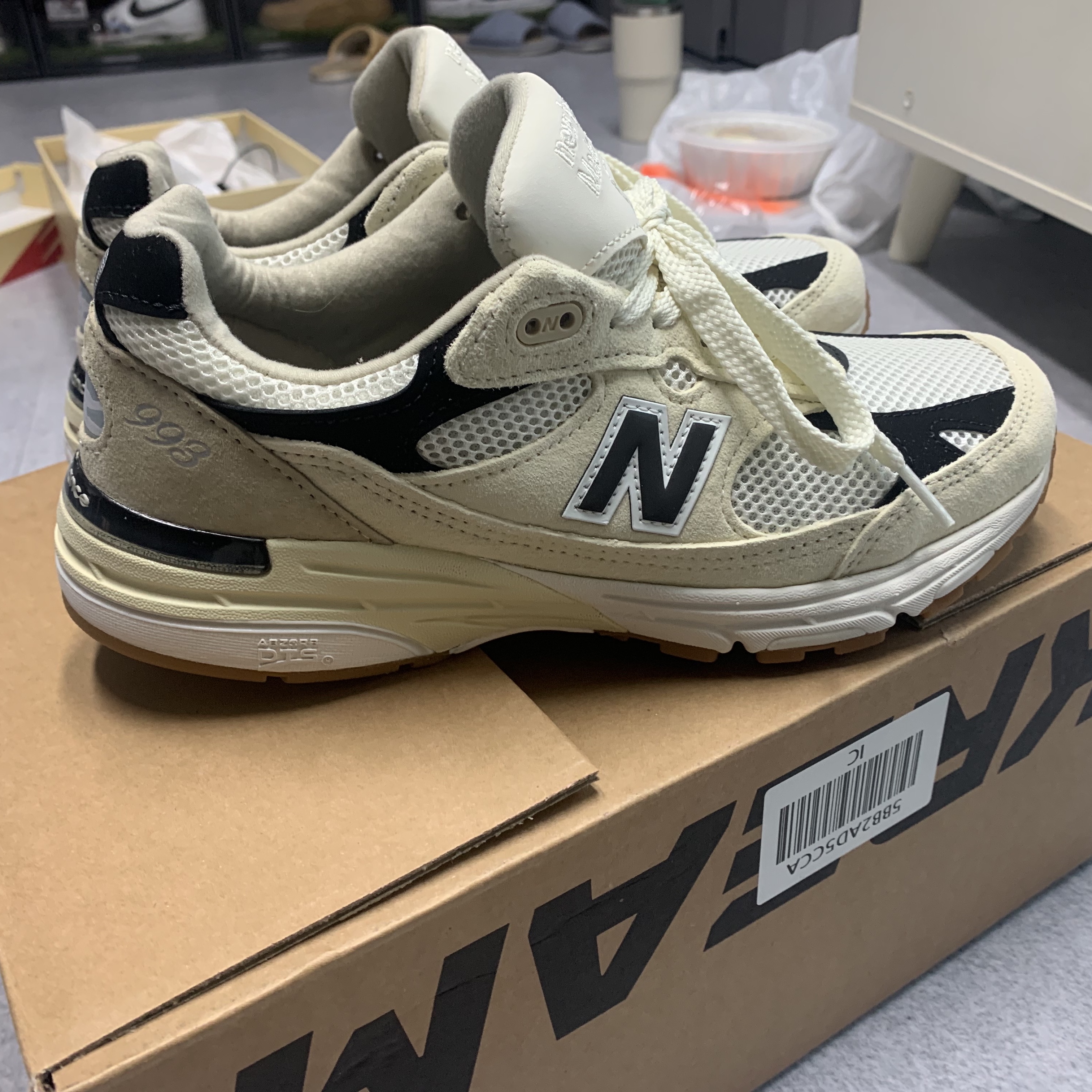 New Balance 993 Made in USA Sea Salt Black 착용 스타일 - 4