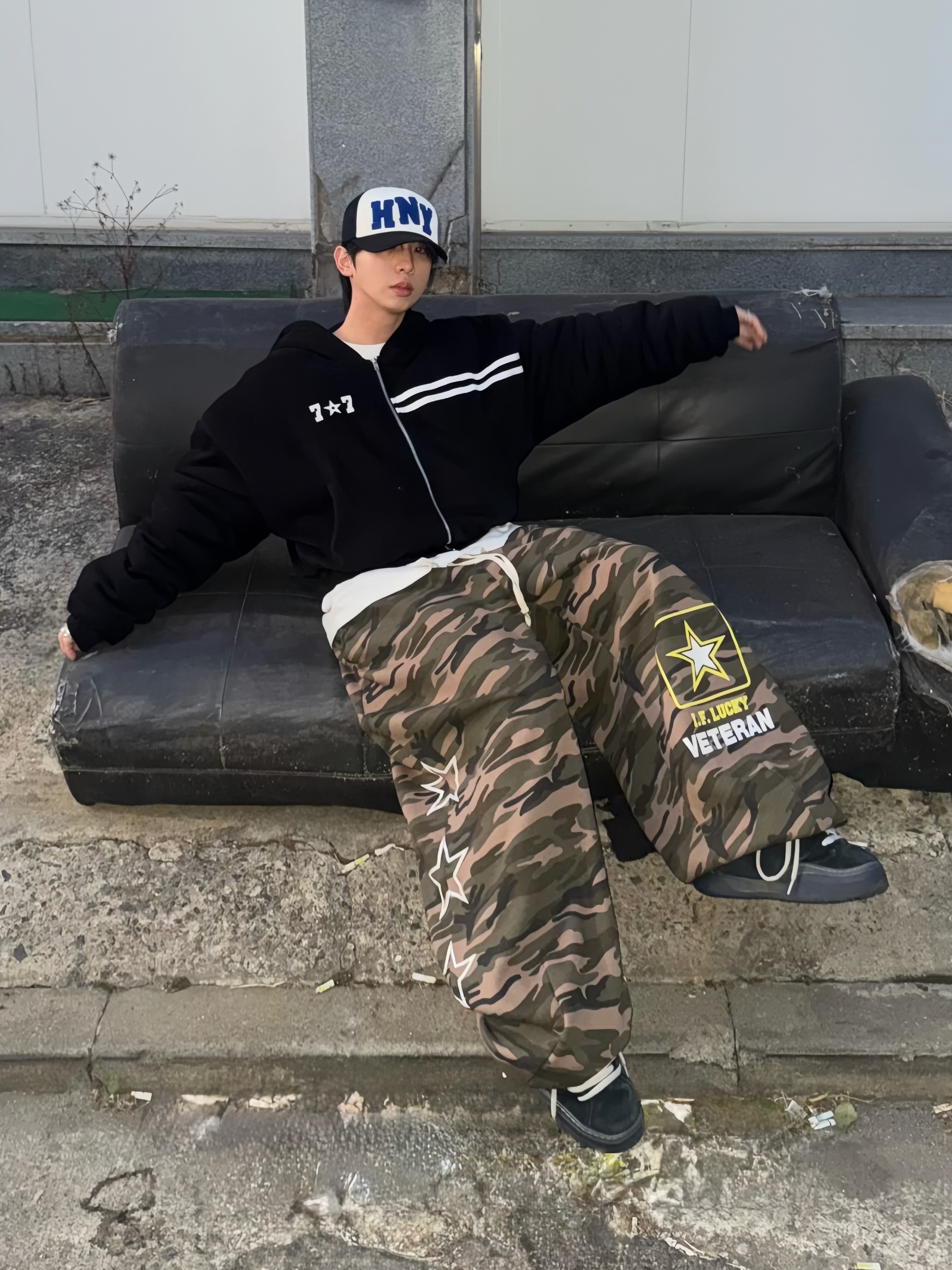 Honey Scoop House HNY Logo Trucker Cap Black, ERL Vamp Skate Shoe Pirate Black 착용 스타일 - 1