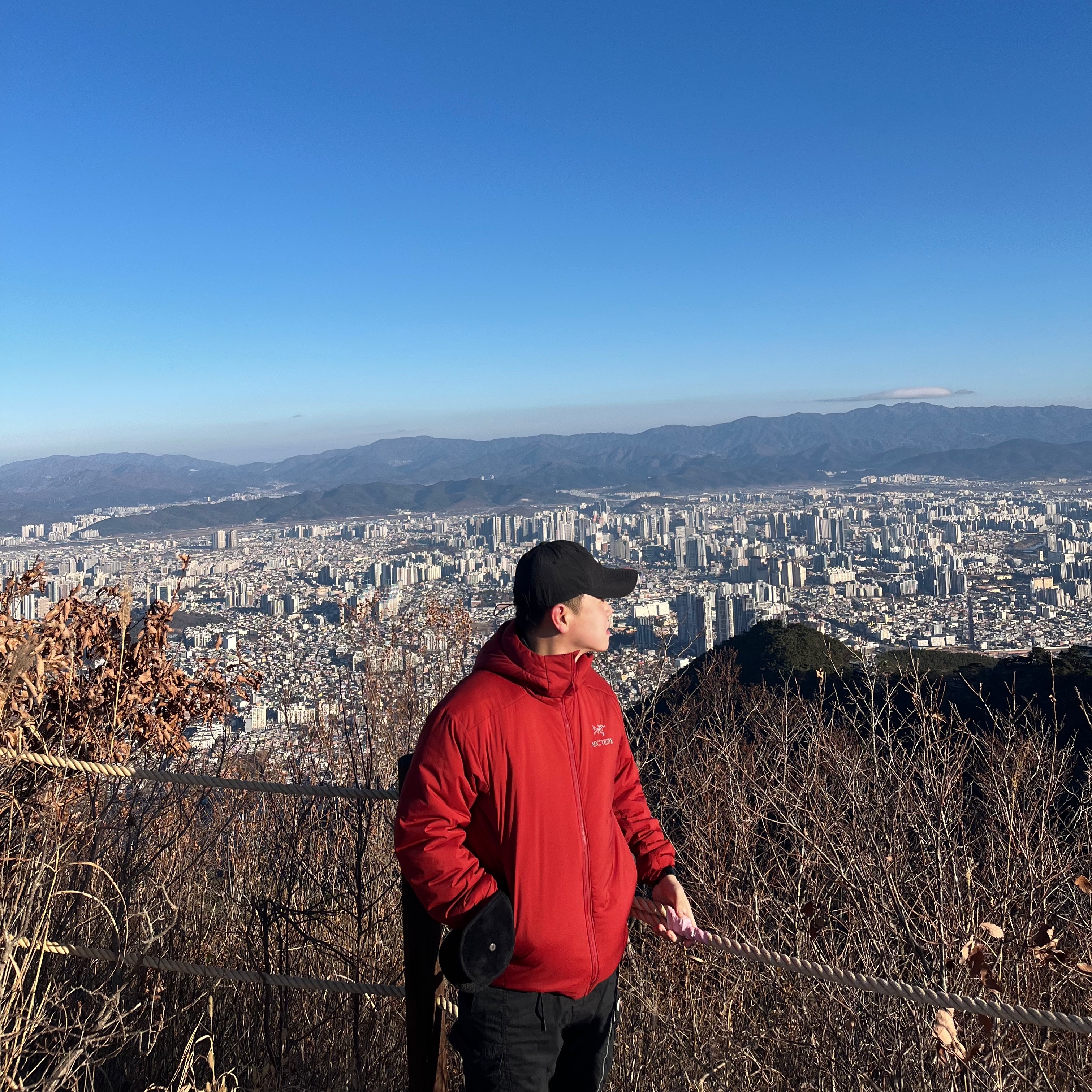 Arc'teryx Atom AR Hoody Bordeaux 착용 스타일
