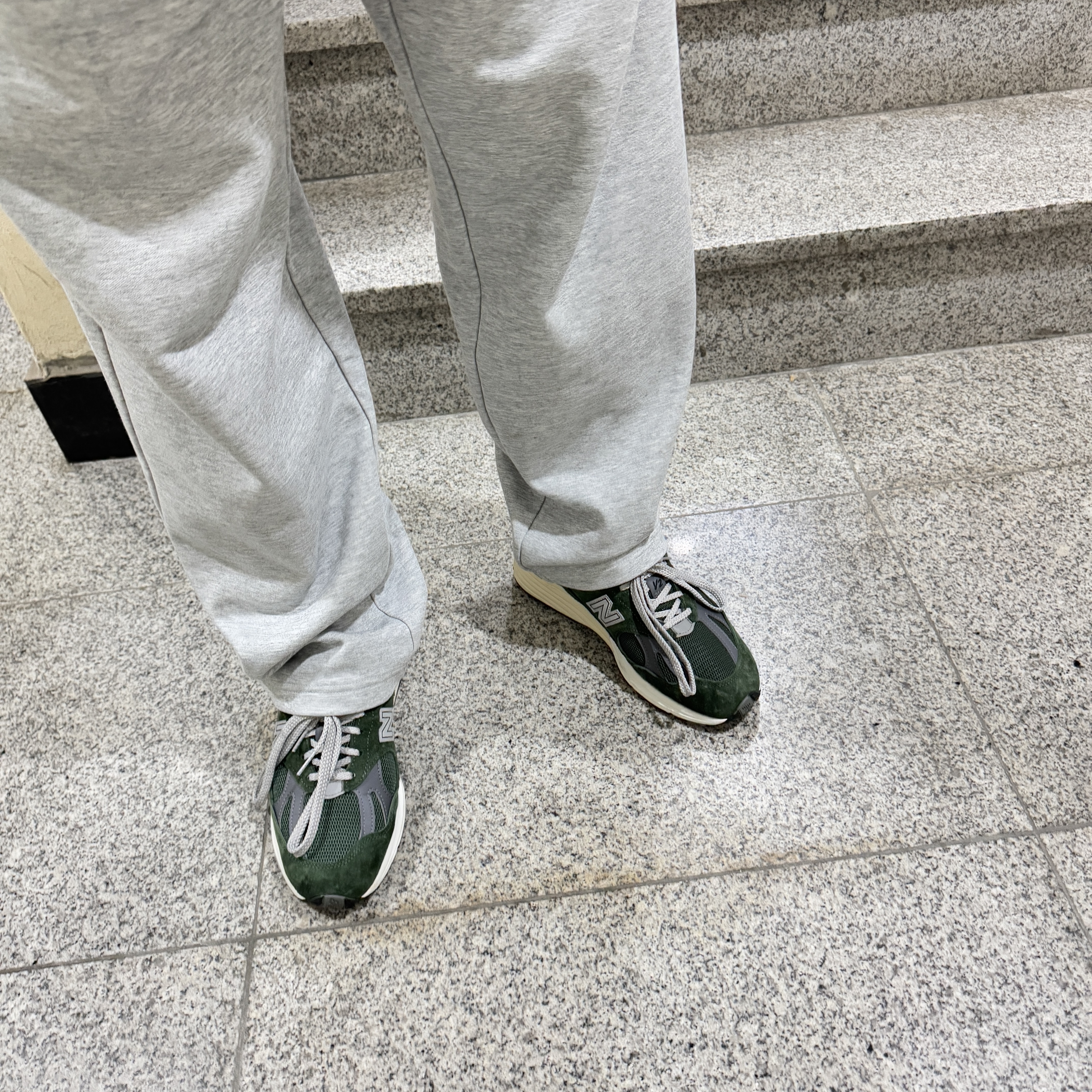 New Balance 991v2 Made in UK Kombu Green, Nike Solo Swoosh Fleece Pants Dark Grey - Asia 착용 스타일 - 3