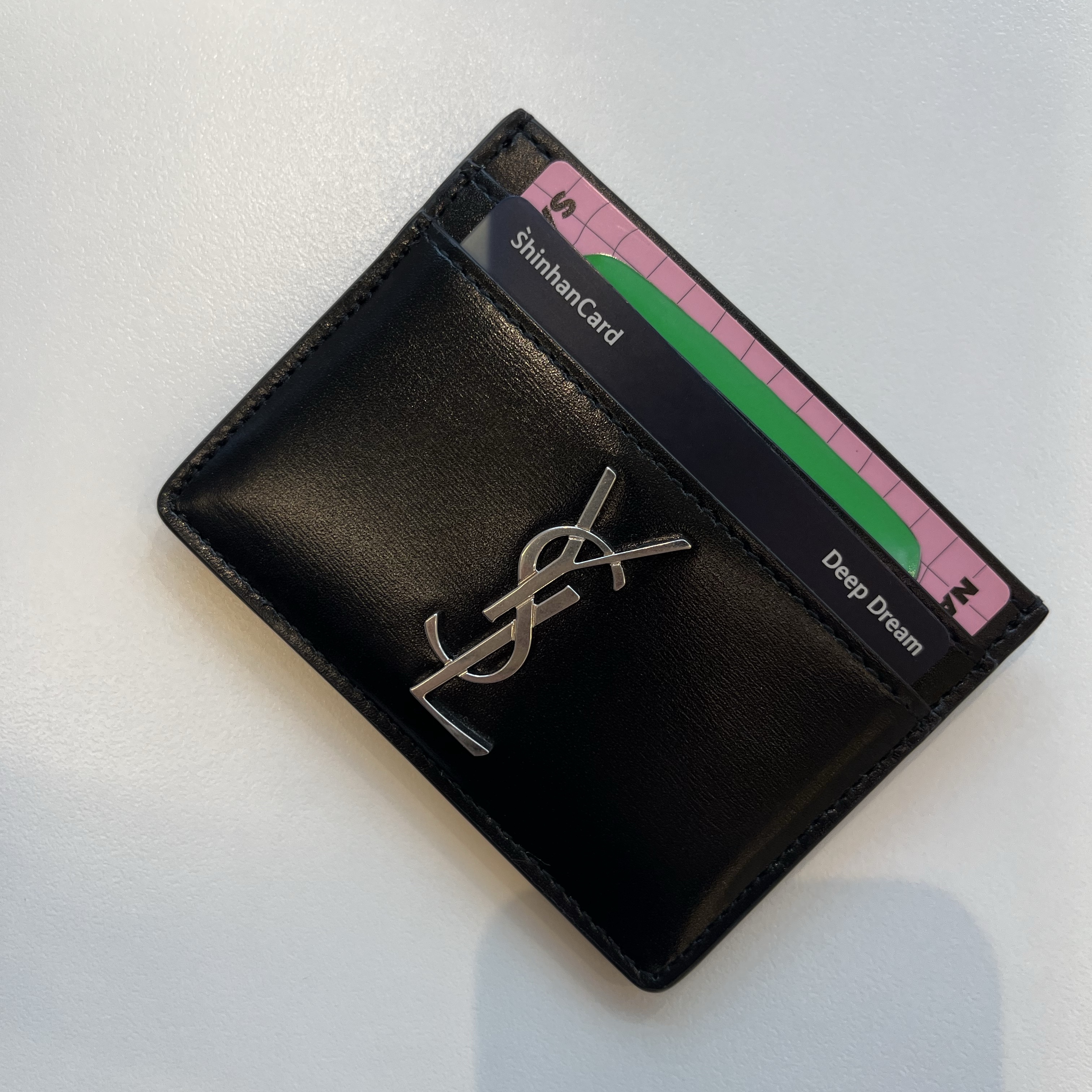 Saint Laurent Monogram Card Case in Smooth Leather Black 착용 스타일 - 2