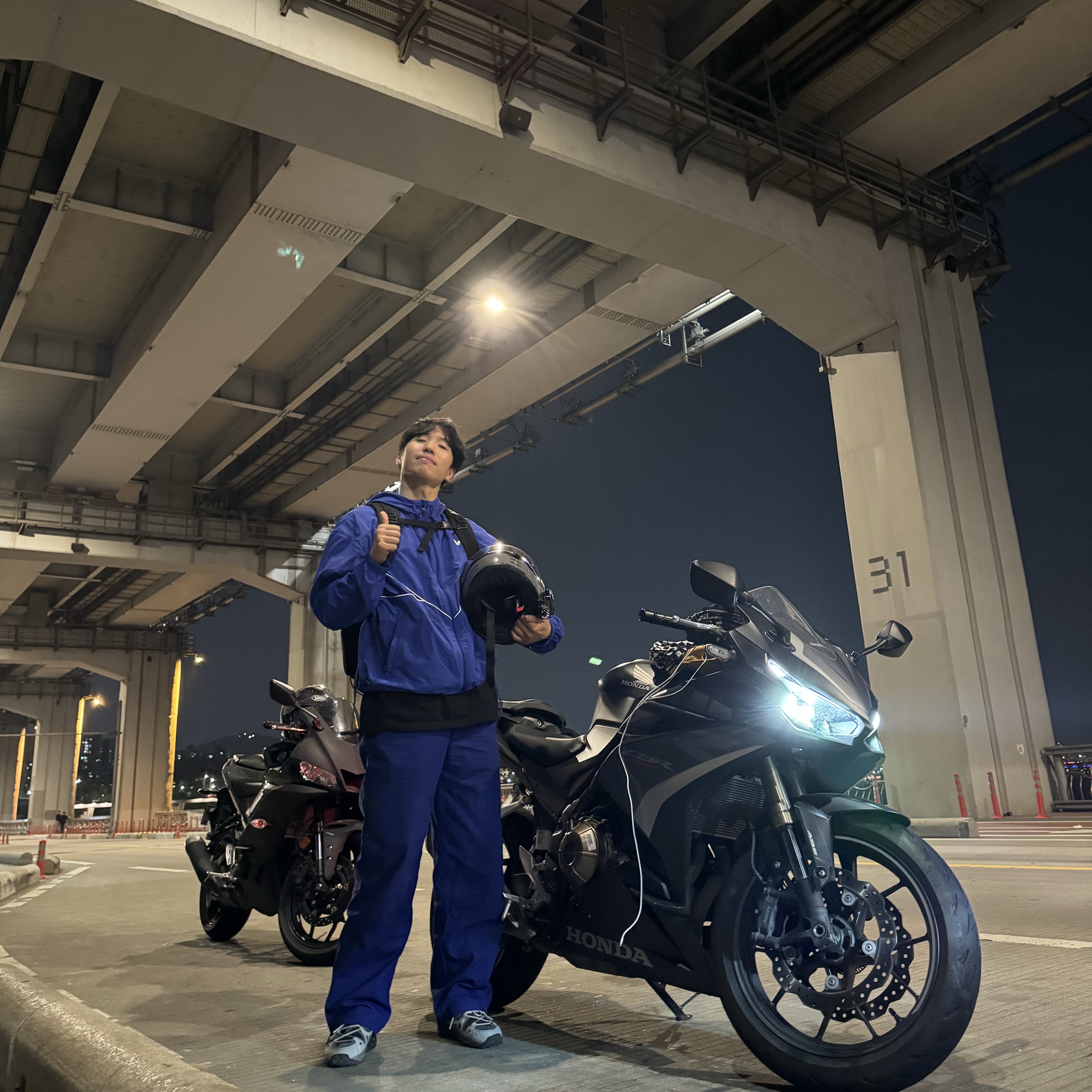 Nike x Drake Nocta x Kar L'Art De L'Automobile Pant Deep Royal Blue (FD6510-455), Nike ACG Air Exploraid Neutral Grey and Ash Green 착용 스타일