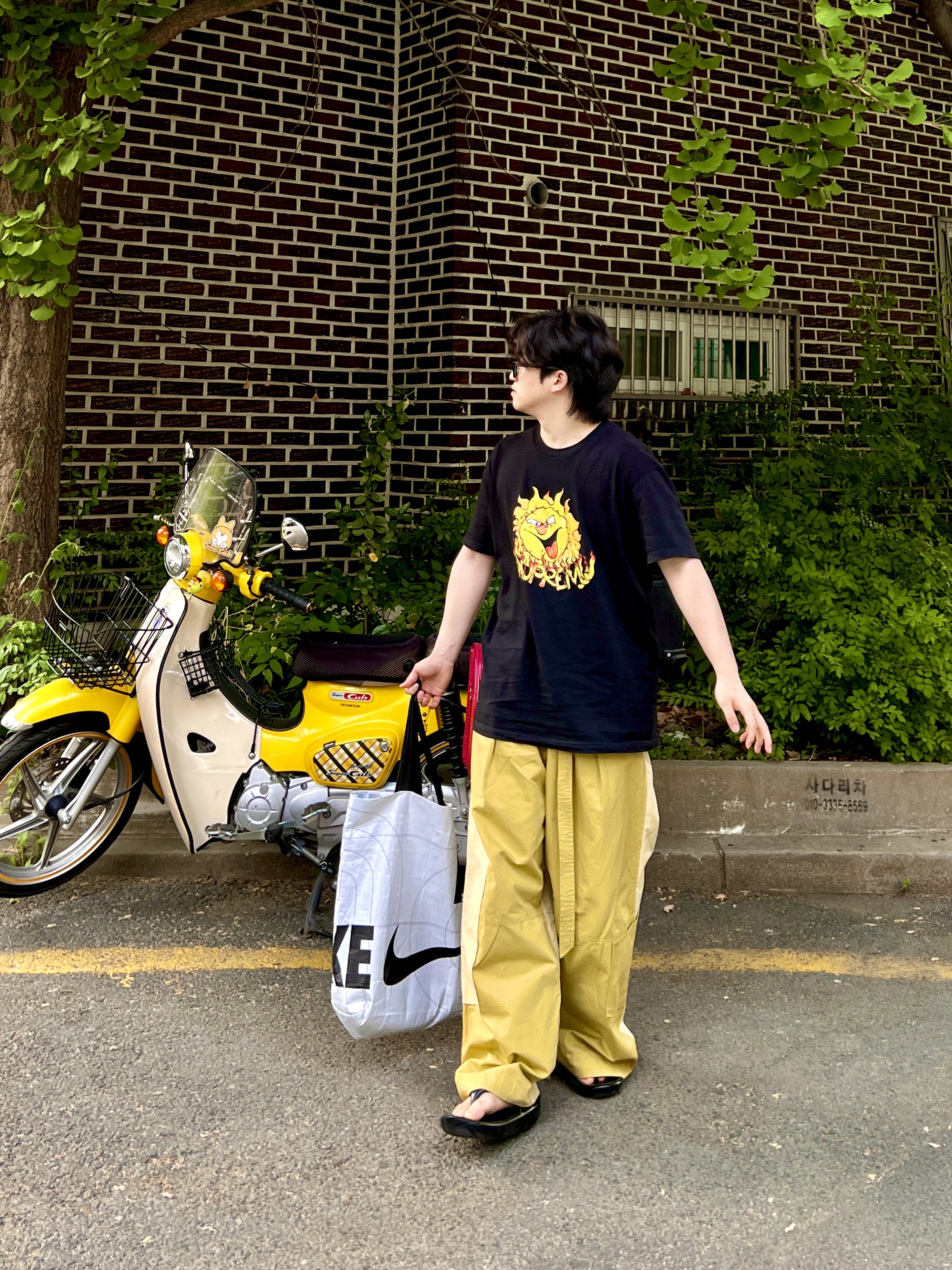 Taw&Toe Flip Flop Zerovity OG Glossy Black, Supreme Sun T-Shirt Black - 20FW 착용 스타일 - 1