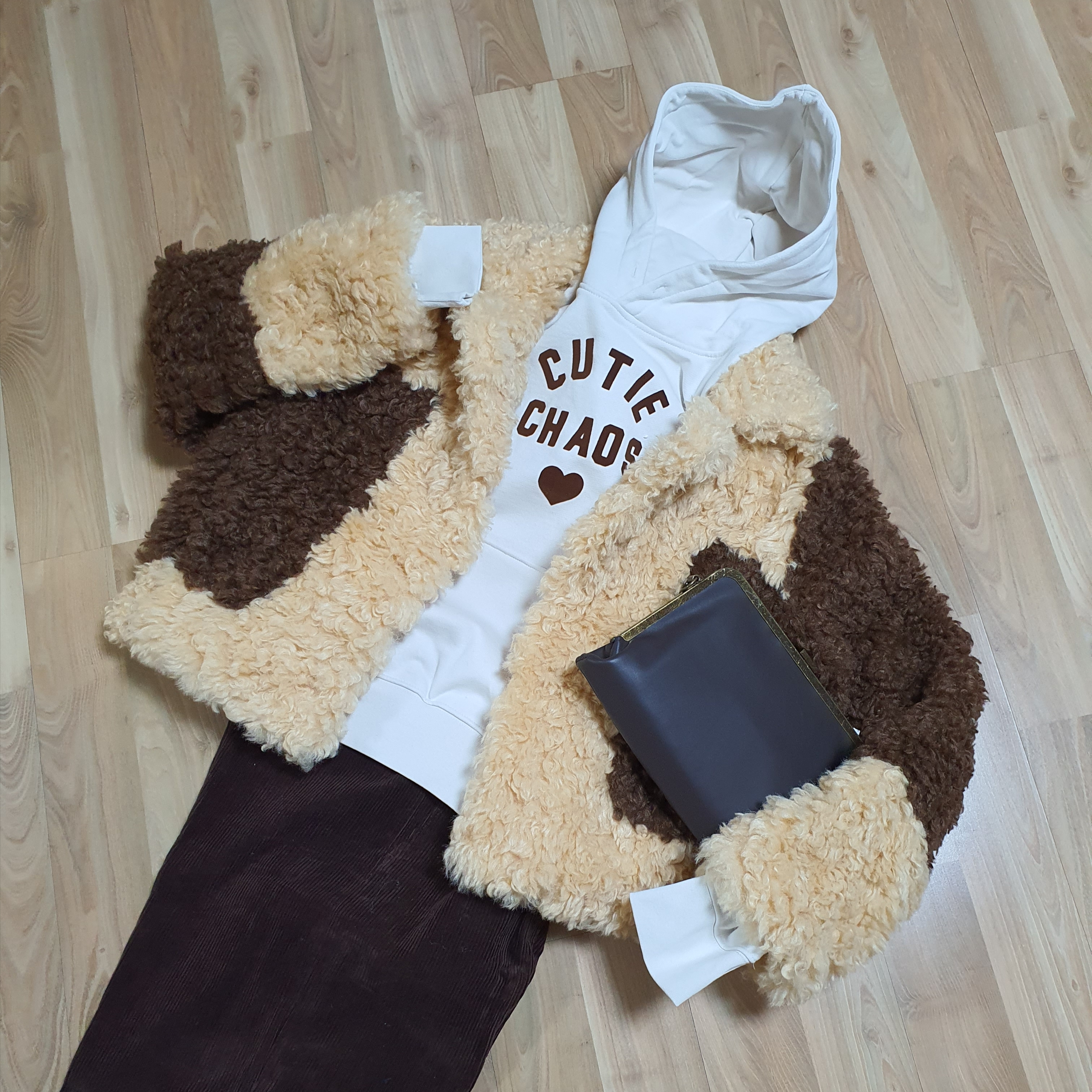 Zara x Harry Lambert Faux Fur Jacket Brown, Zara x Harry Lambert Text Hoodie Ecru 착용 스타일 - 1