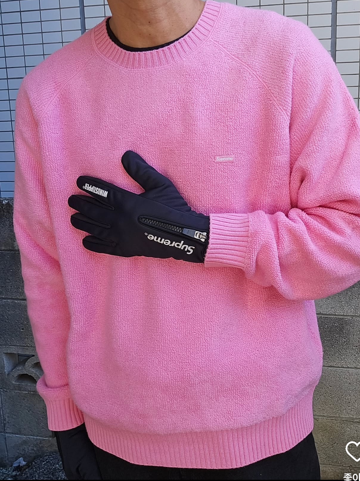 Supreme Terry Small Box Sweater Pink - 24FW, Supreme Windstopper Zip Gloves Black - 24FW 착용 스타일