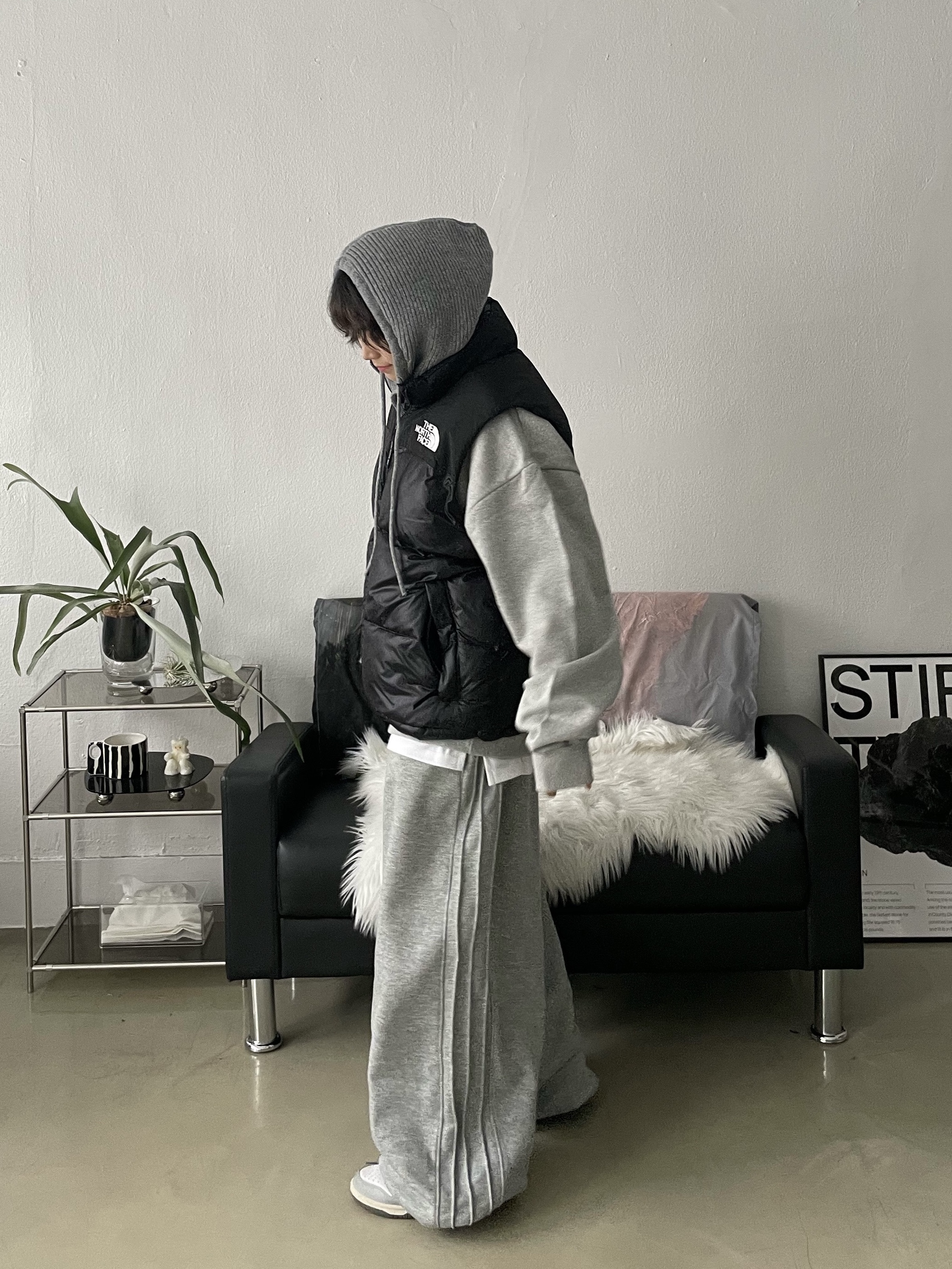 The North Face Nuptse On Ball Vest Real Black, (W) Nike Dunk Low Light Smoke Grey 착용 스타일 - 1