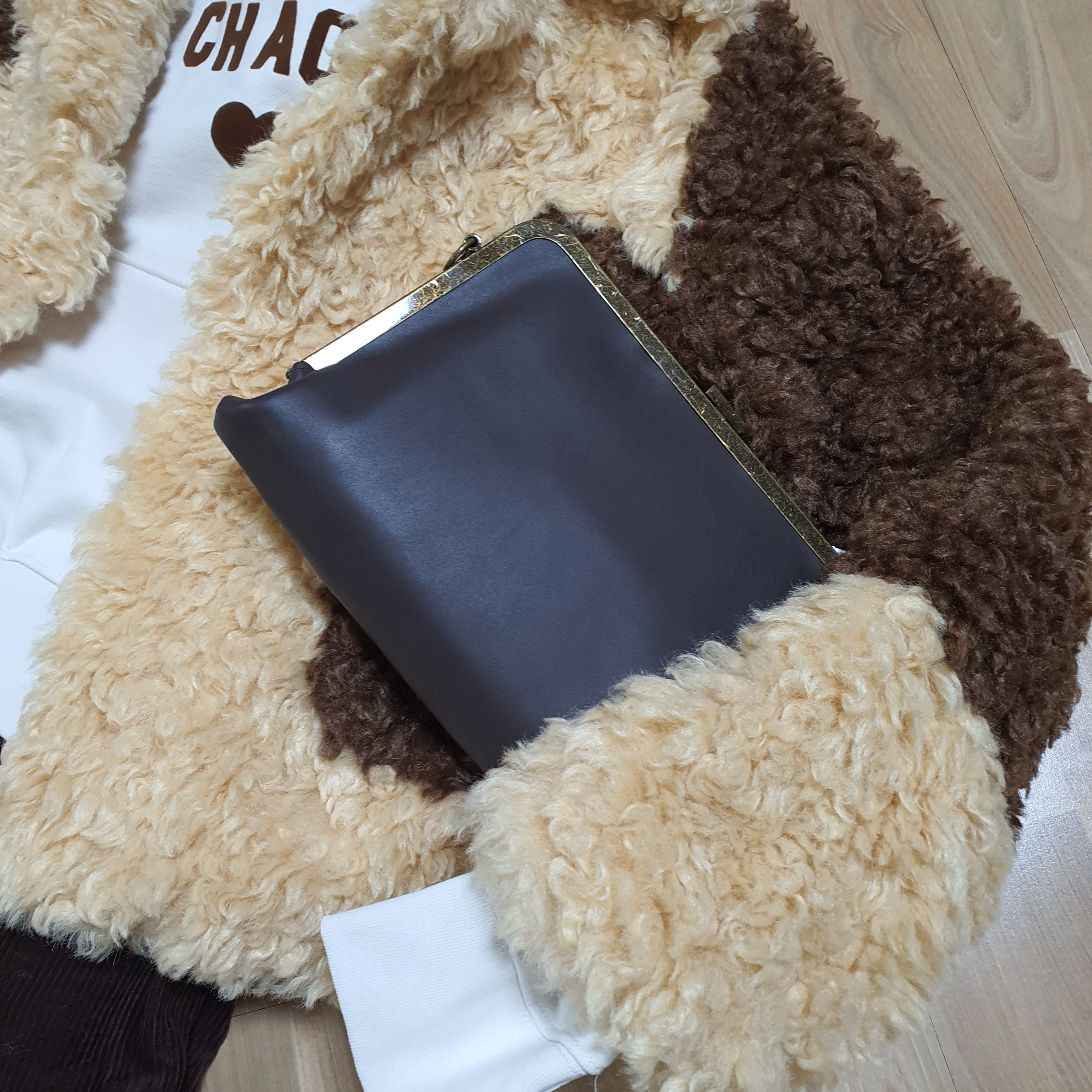 Zara x Harry Lambert Faux Fur Jacket Brown, Zara x Harry Lambert Text Hoodie Ecru 착용 스타일 - 2