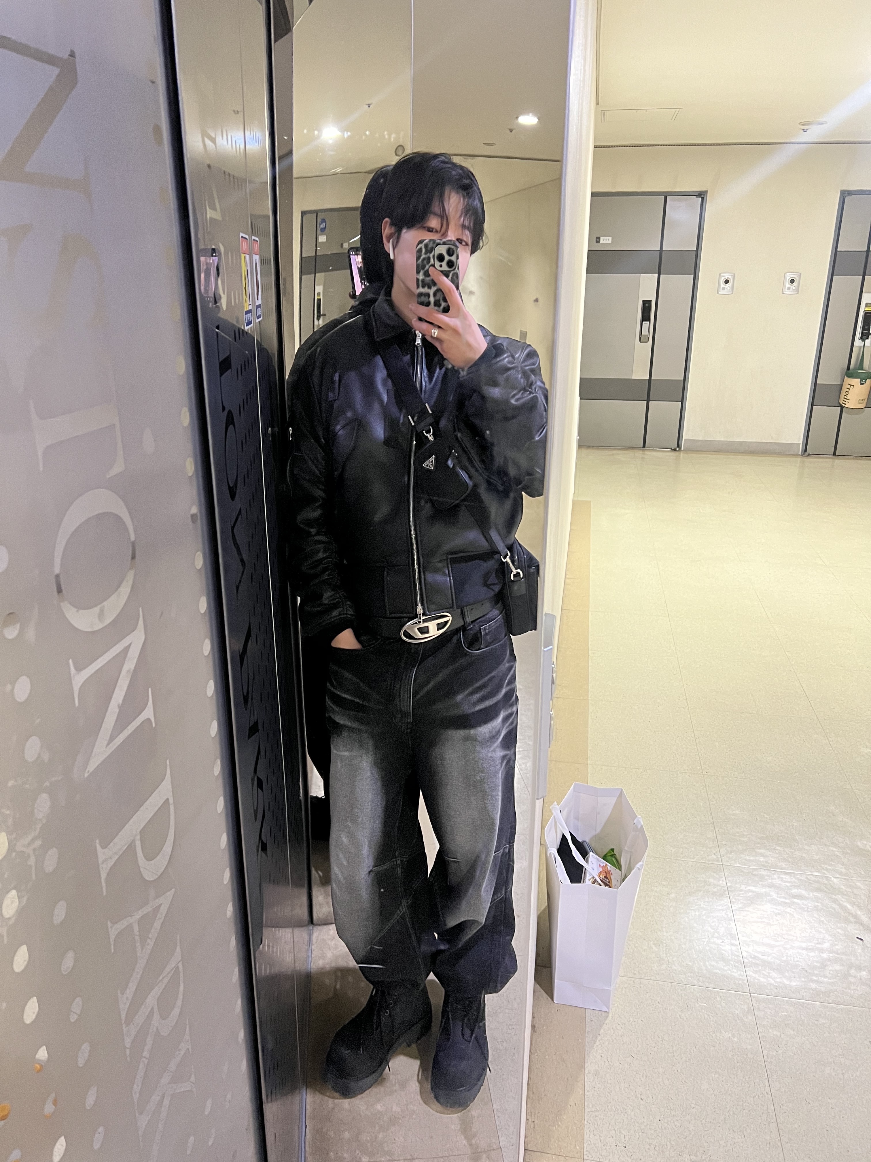 BLR Embossed Wave Washing Wide Denim Pants Black, Diesel B-1DR Leather Belt with D Buckle Black ์ฐฉ์ฉ ์คํ์ผ - 1