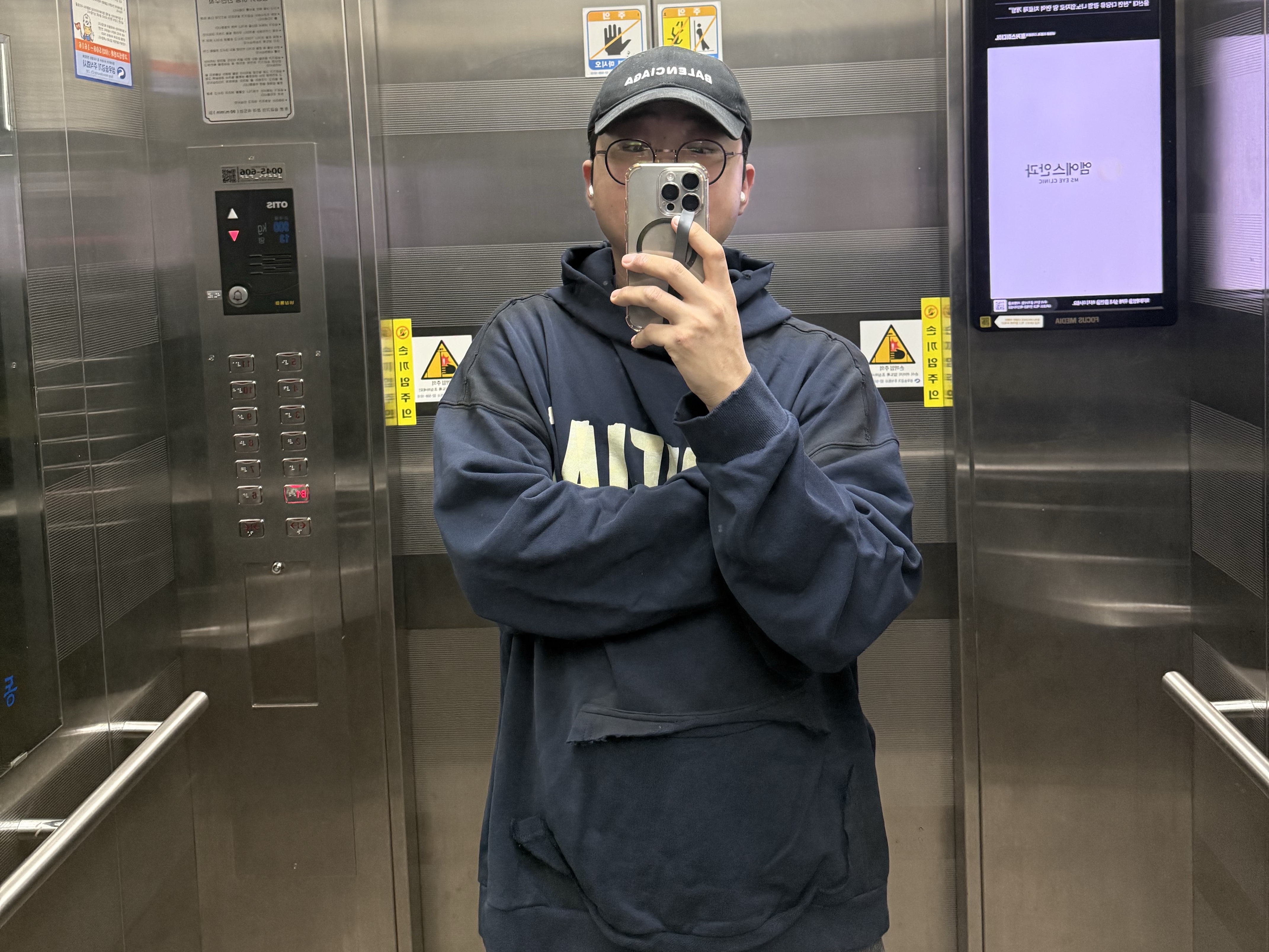 Balenciaga Tape Type Ripped Pocket Hoodie Large Fit Navy Blue, Balenciaga Logo Cap Black 착용 스타일
