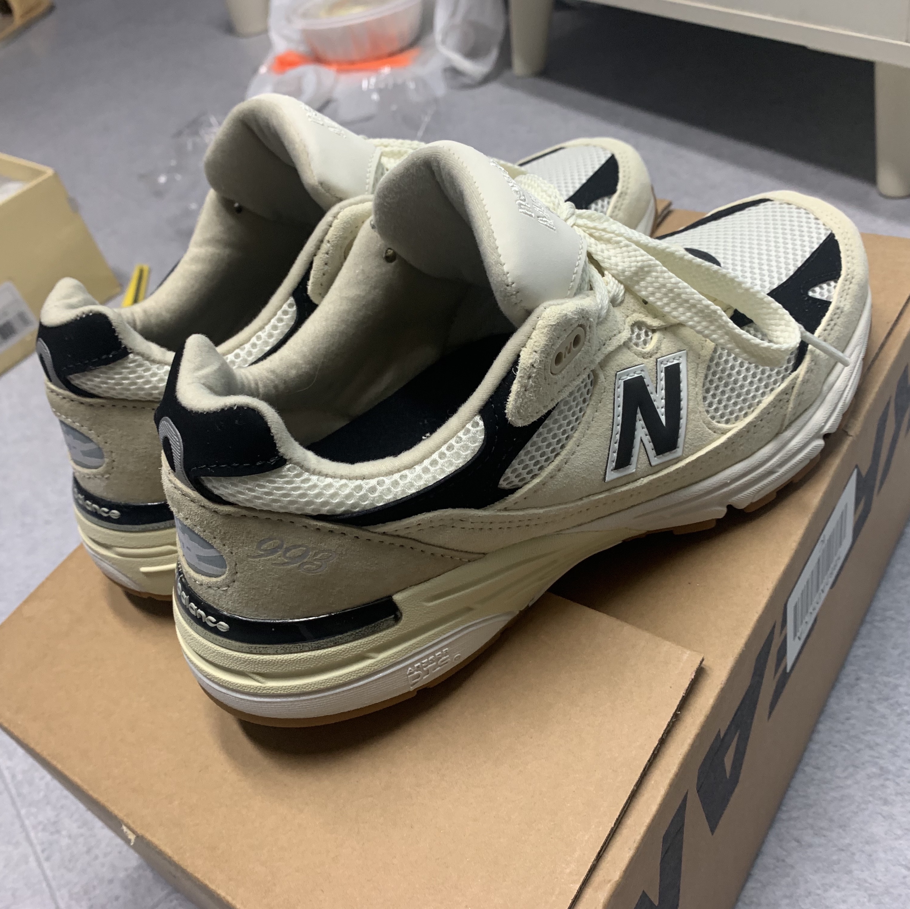 New Balance 993 Made in USA Sea Salt Black 착용 스타일 - 3