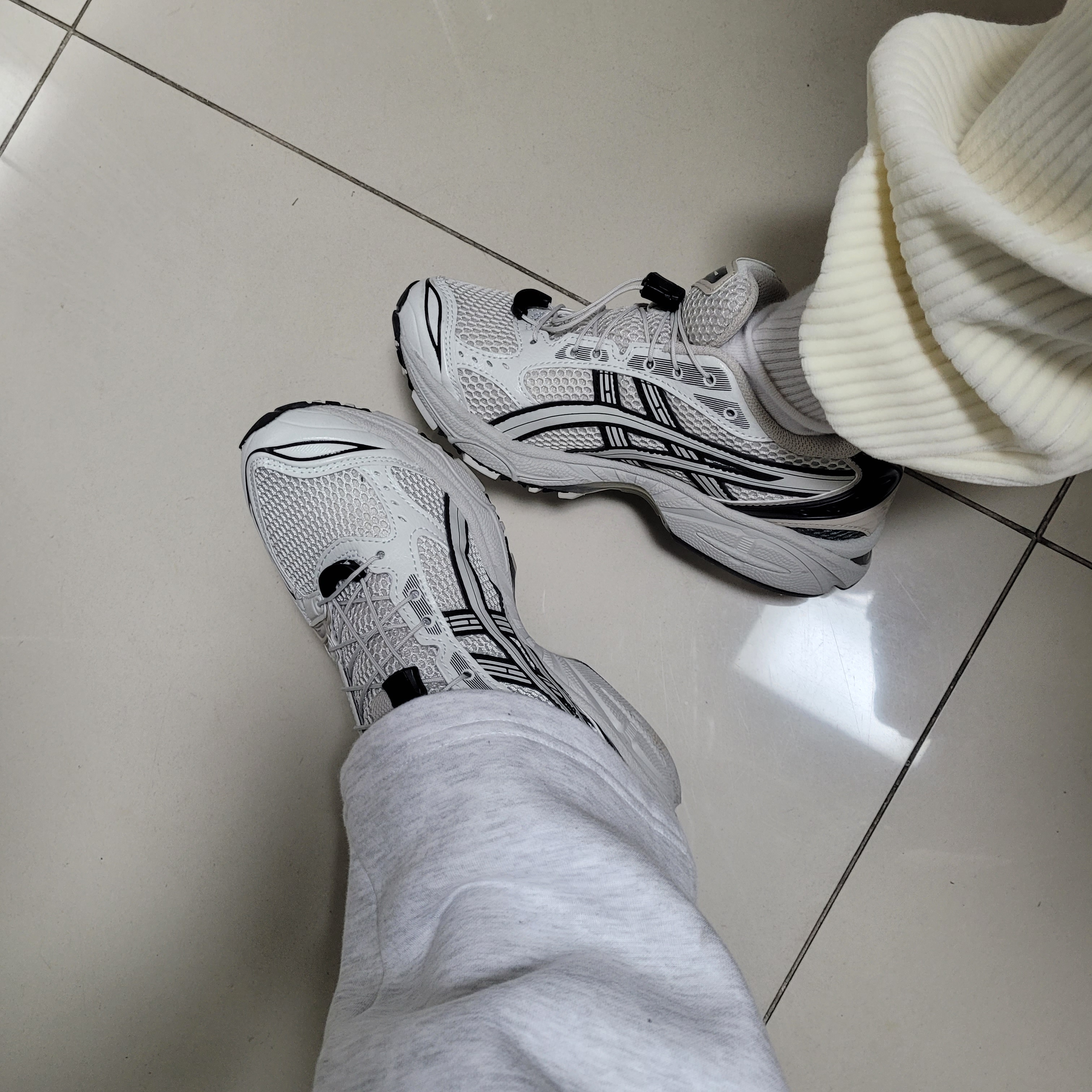 Asics Unlimited Gel-Kayano 14 Smoke Grey 착용 스타일 - 1