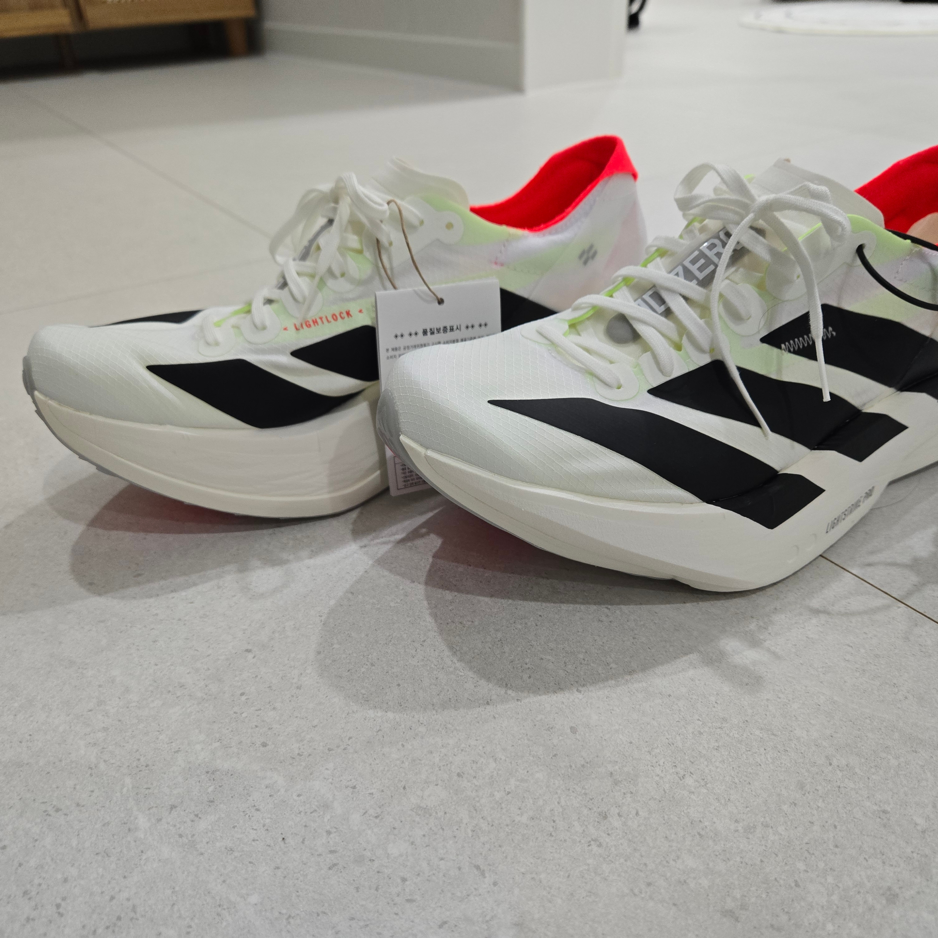 Adidas Adizero Adios Pro 4 Cloud White Core Black 착용 스타일 - 3