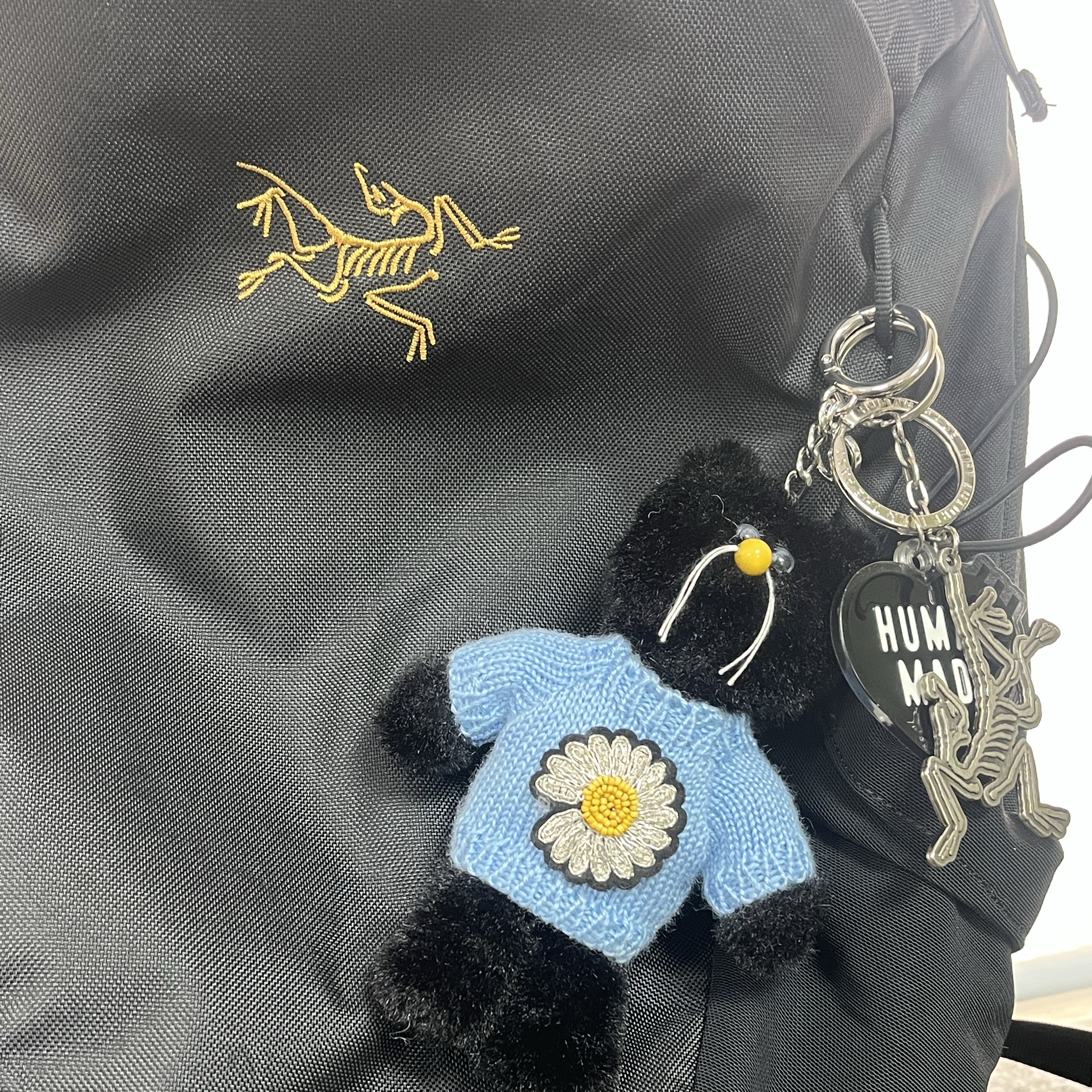 Monamhee x Peaceminusone Daihee Plush Keyring, Arc'teryx Mantis 16 Backpack Black 착용 스타일