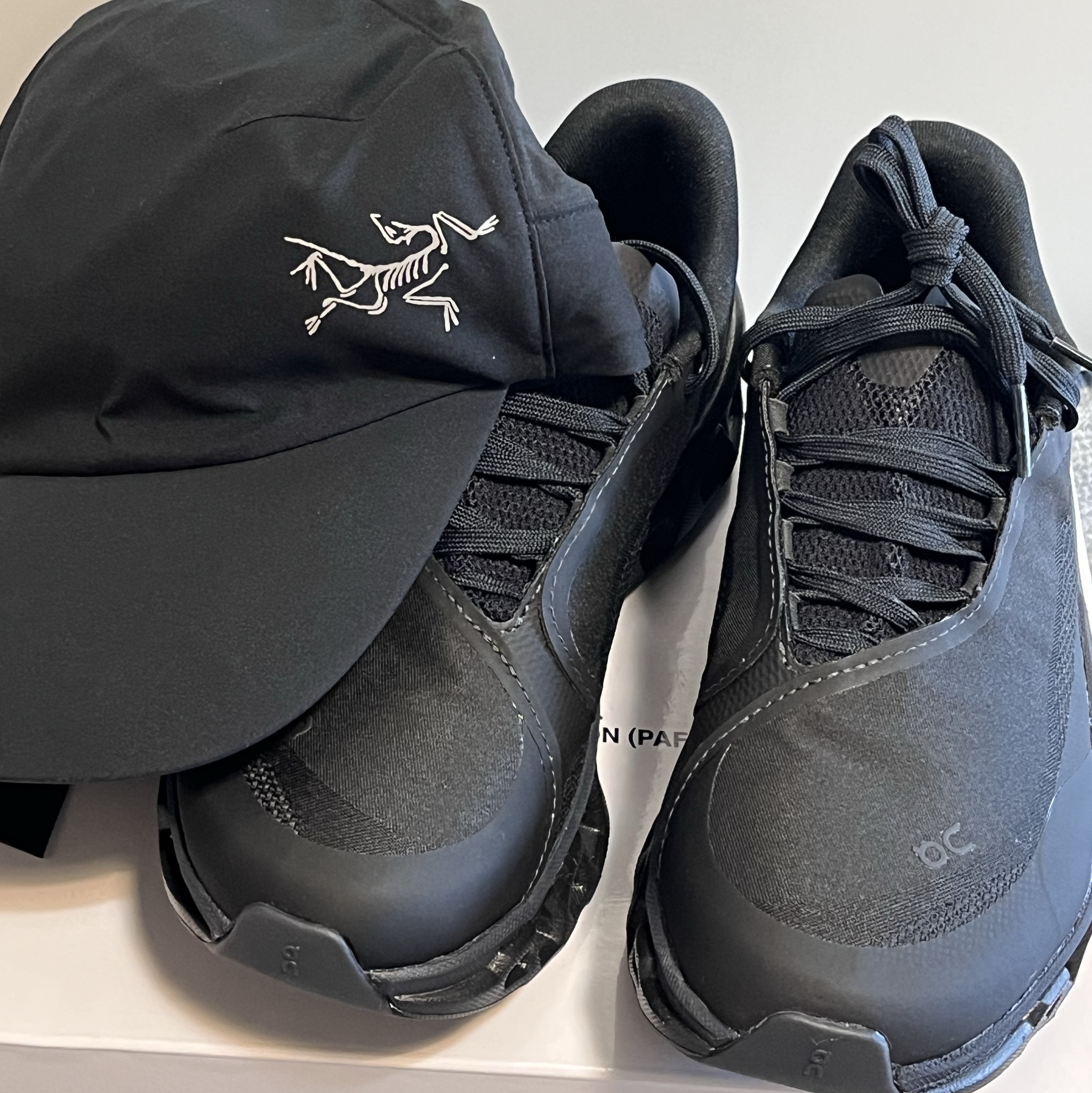 (W) On Running x Post Archive Faction (Paf) Cloudmonster 2 Black Magnet, Arc'teryx Calvus Cap Black 착용 스타일 - 2