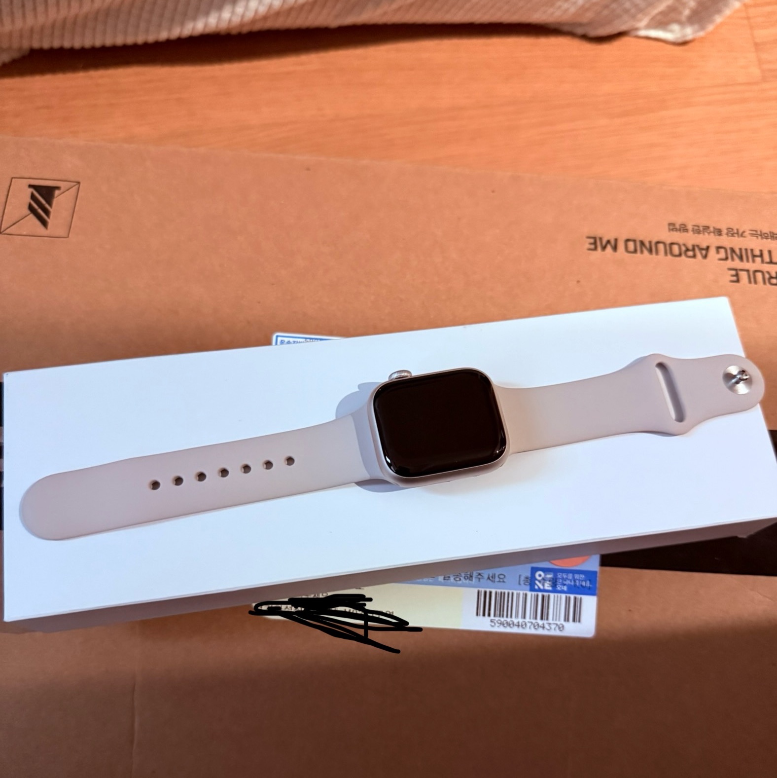 Apple Watch Series 9 41mm GPS Starlight Aluminium Case with Sport Band S/M Starlight (Korean Ver.) 착용 스타일