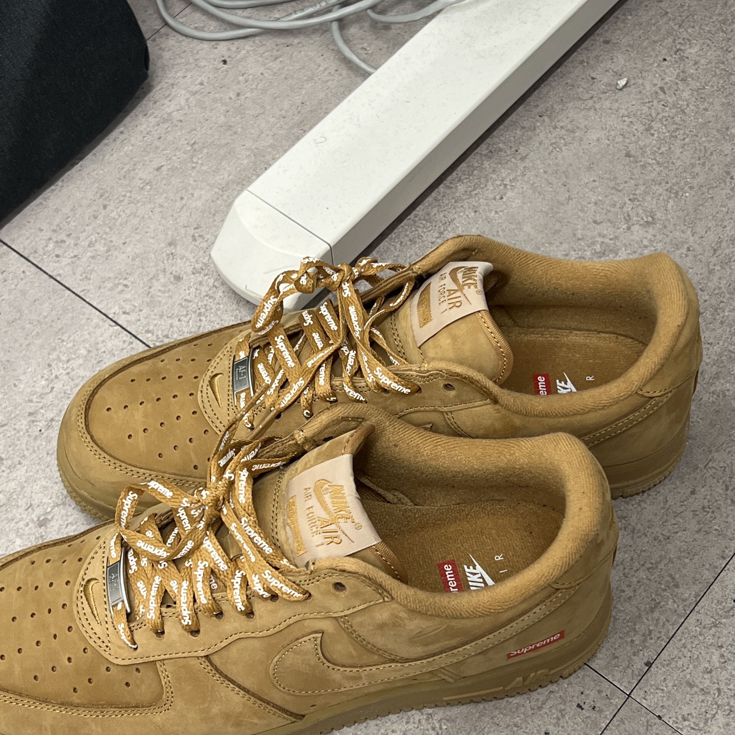 Nike x Supreme Air Force 1 Low Flax 착용 스타일