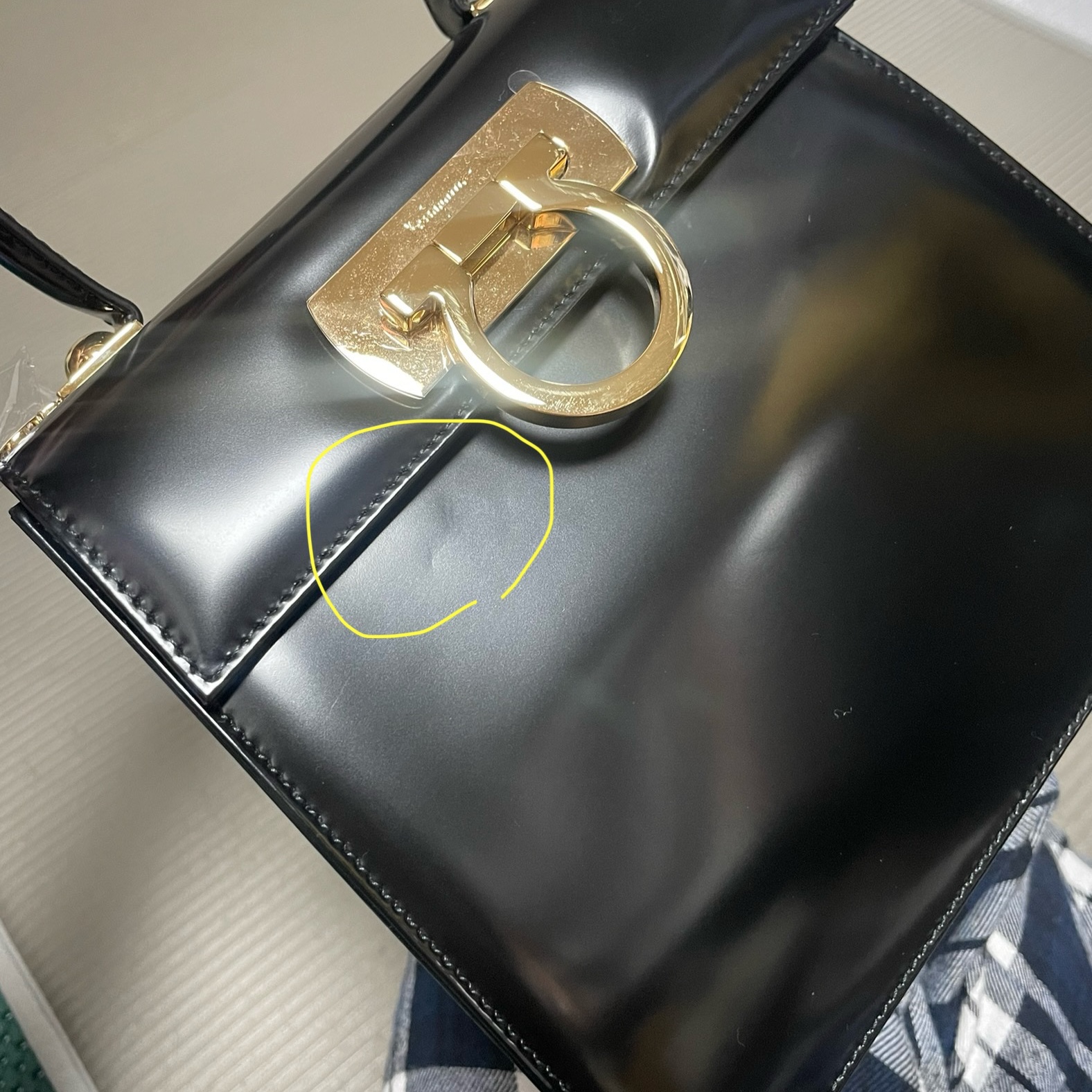 Ferragamo Small Kelly Bag Black 착용 스타일 - 1