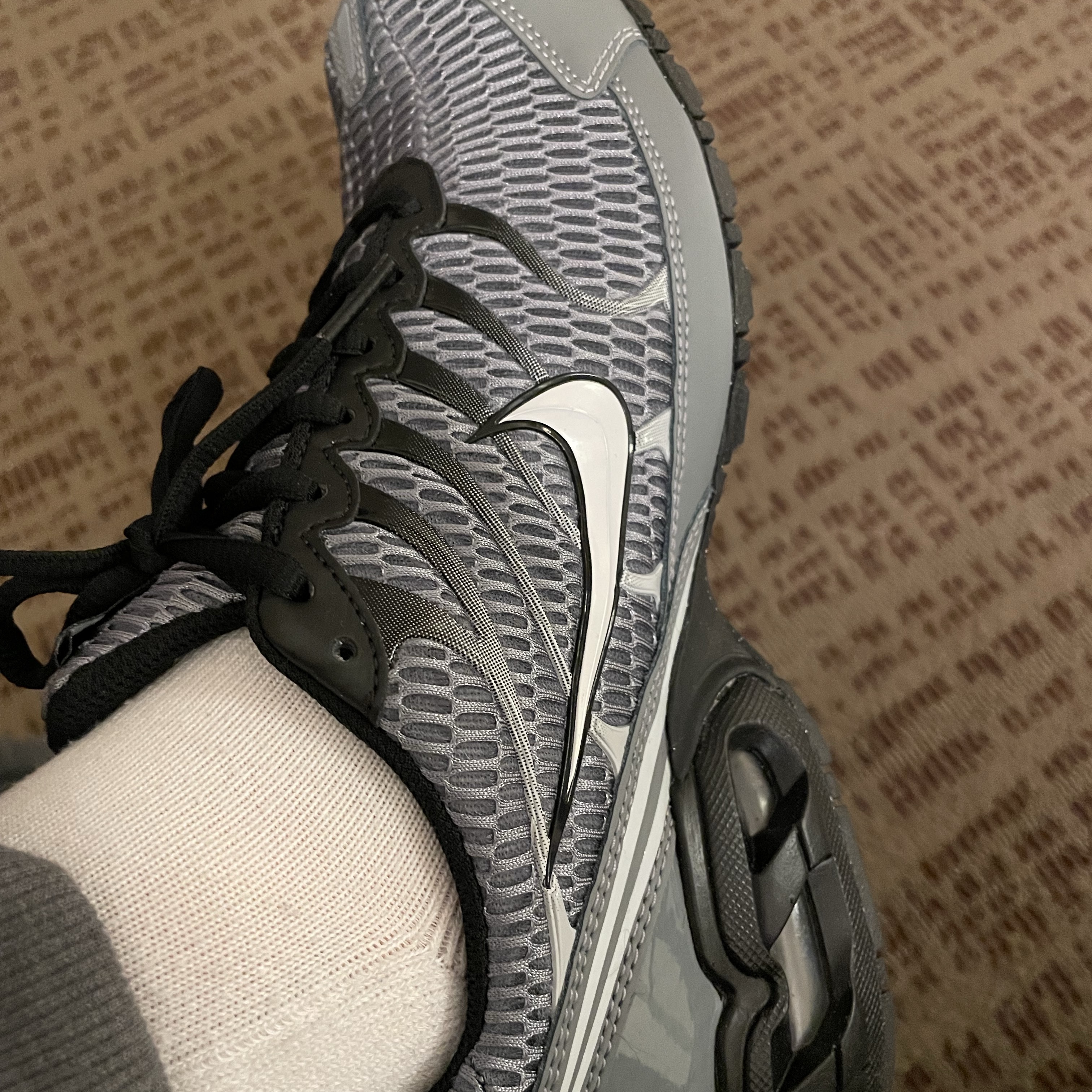 Nike Air Max Torch 4 Anthracite Metallic Silver 착용 스타일 - 3