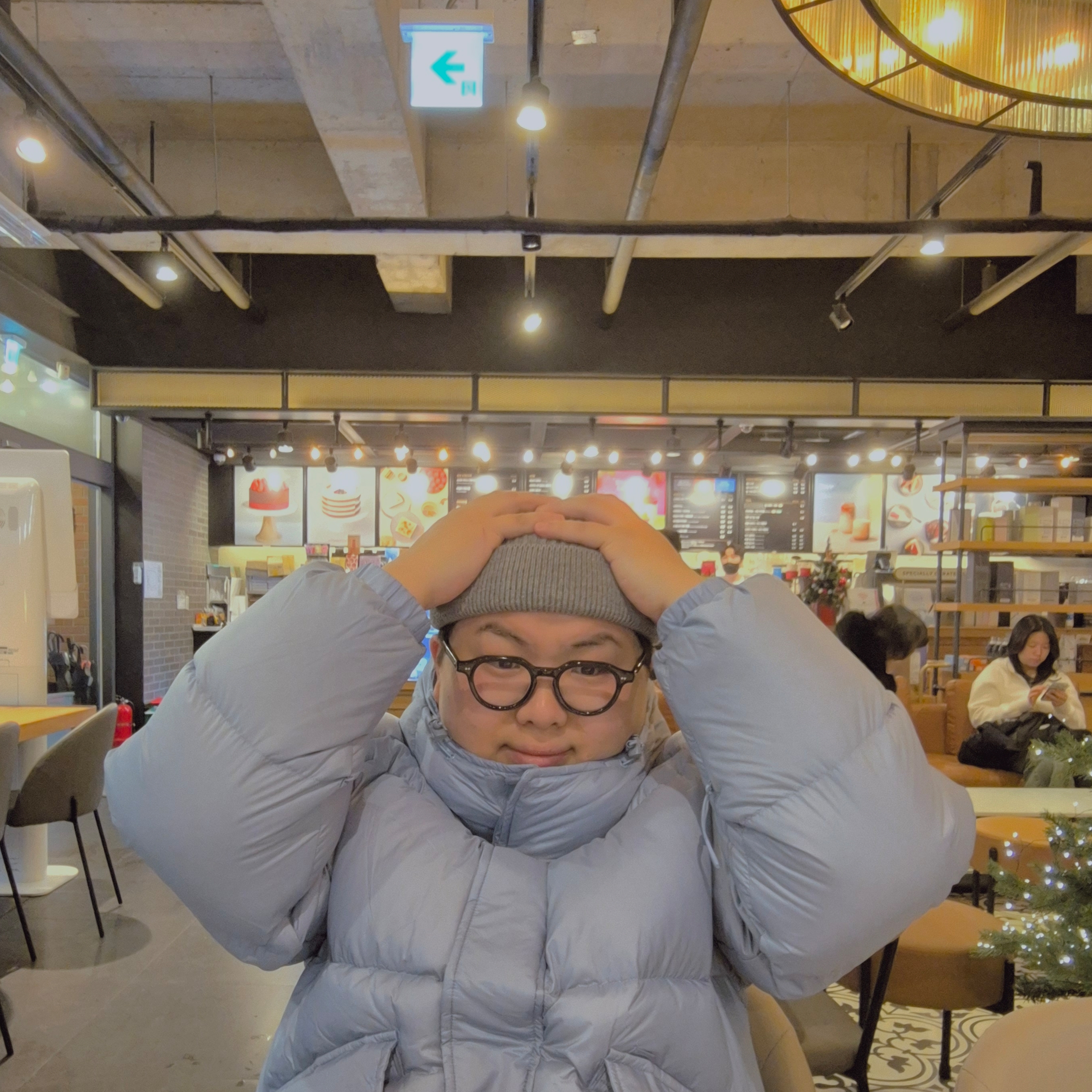 Supreme 700-Fill Down Lightweight Puffer Jacket Light Blue - 24FW, UGG Tasman Slipper Dusted Cocoa 착용 스타일 - 2