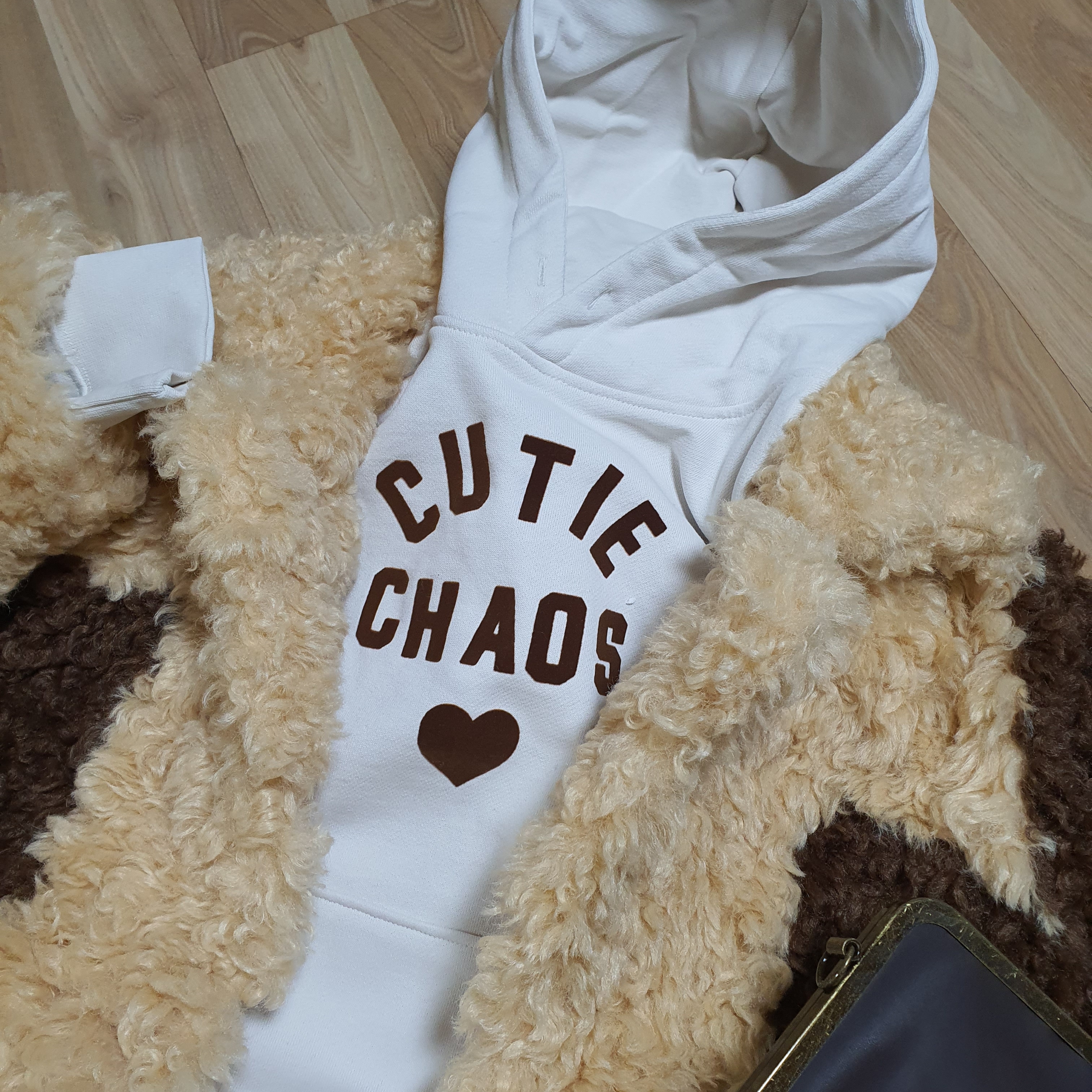 Zara x Harry Lambert Faux Fur Jacket Brown, Zara x Harry Lambert Text Hoodie Ecru 착용 스타일 - 3
