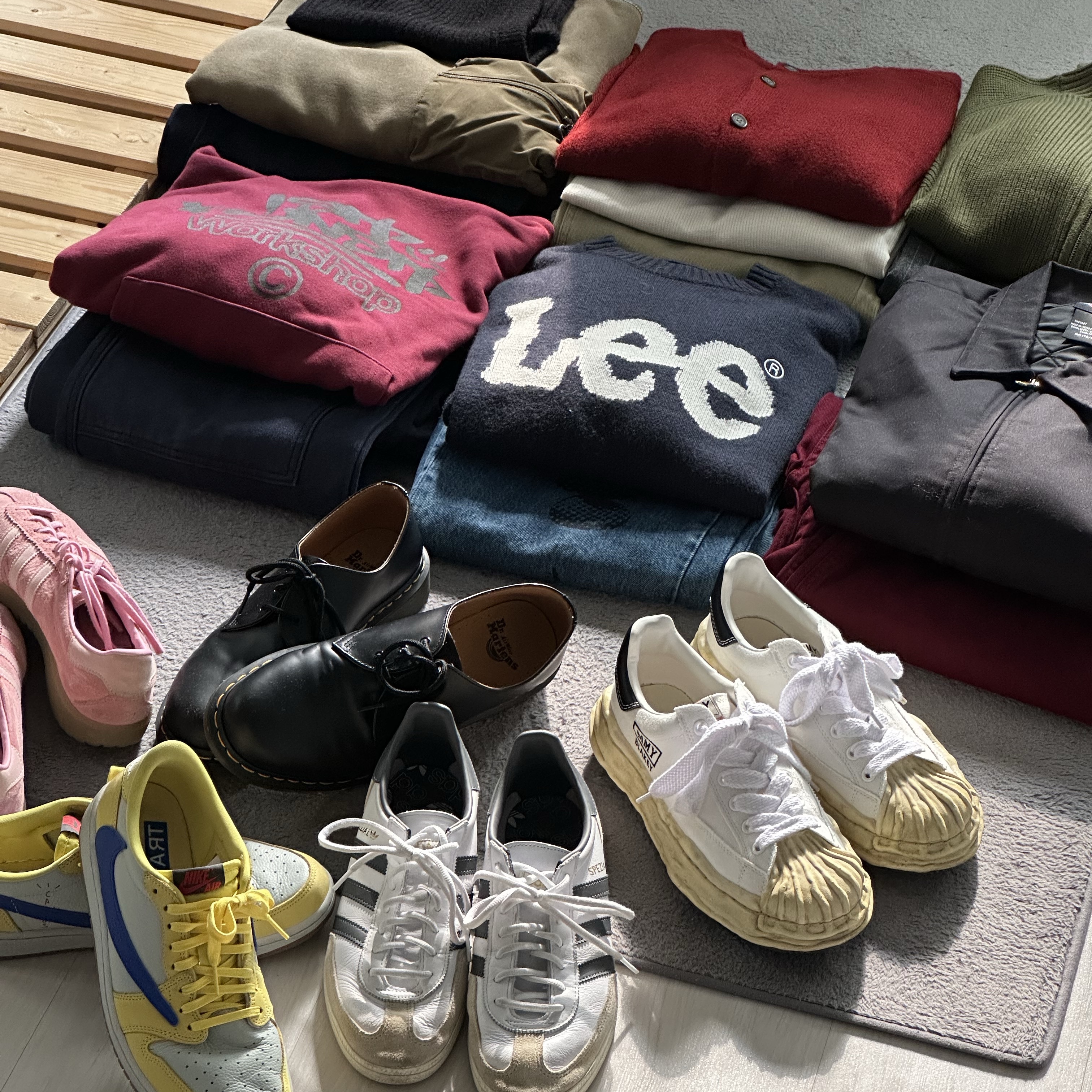 Adidas Bermuda Glow Pink, (W) Jordan 1 x Travis Scott Retro Low OG SP Canary 착용 스타일 - 1