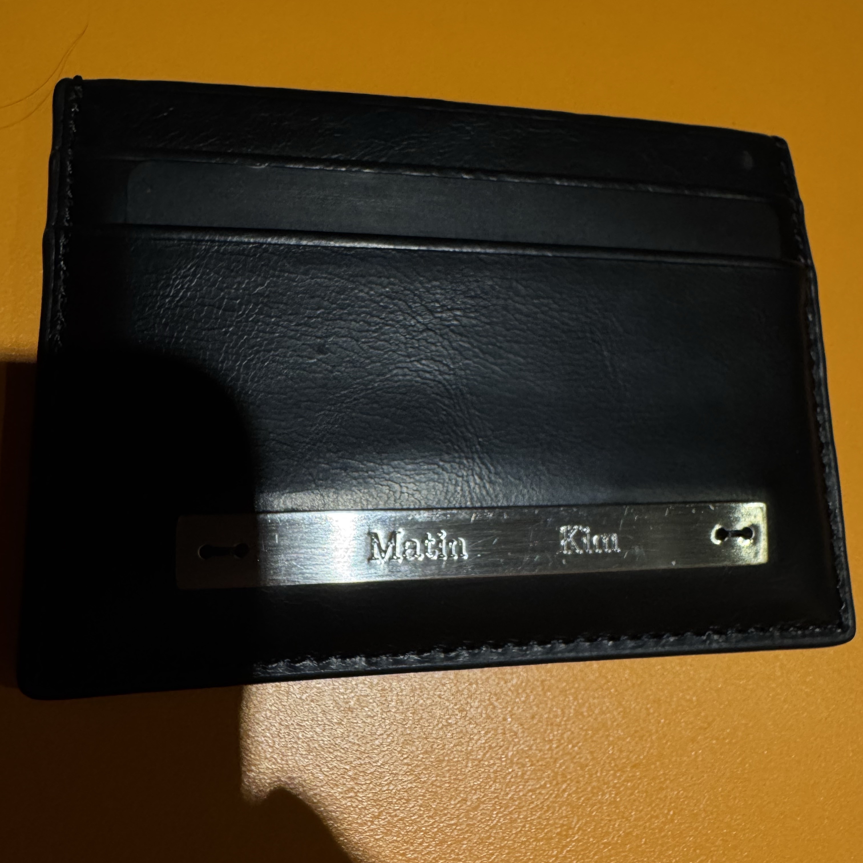 Matin Kim Vintage Card Wallet Black 착용 스타일