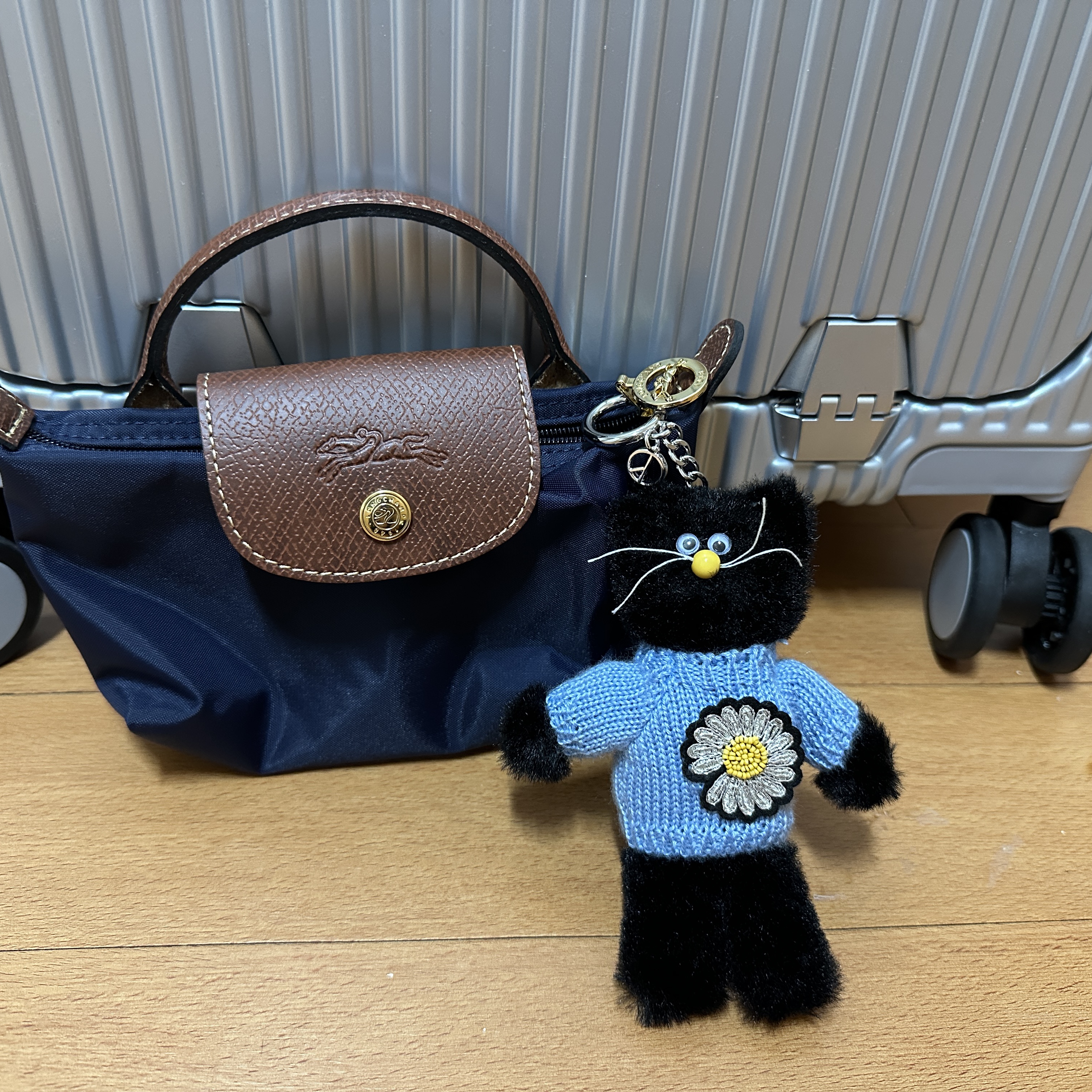 Monamhee x Peaceminusone Daihee Plush Keyring 착용 스타일 - 2