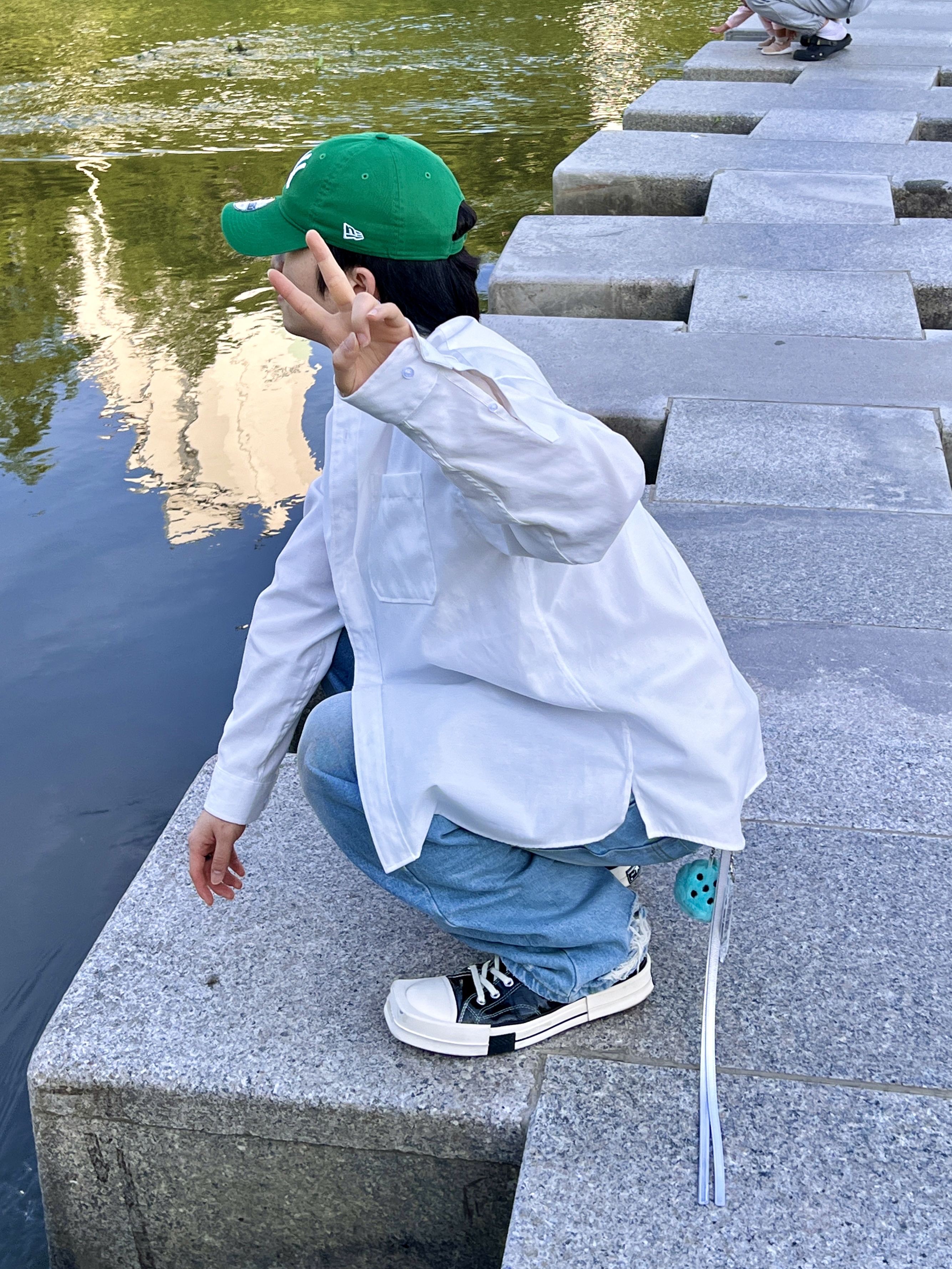 Stussy Fuzzy Dice Keychain Teal, Converse x Drkshdw Turbodrk Chuck 70 Hi Black Lacquered Denim 착용 스타일 - 1