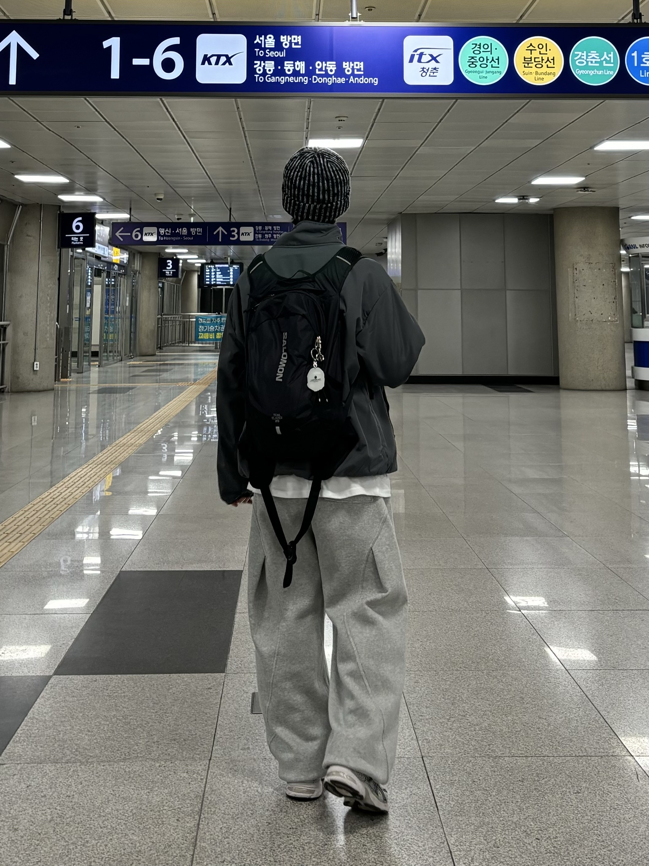 Supreme Rainbow Loose Gauge Beanie Black - 24FW, Salomon Trailblazer 20 Black 착용 스타일 - 1