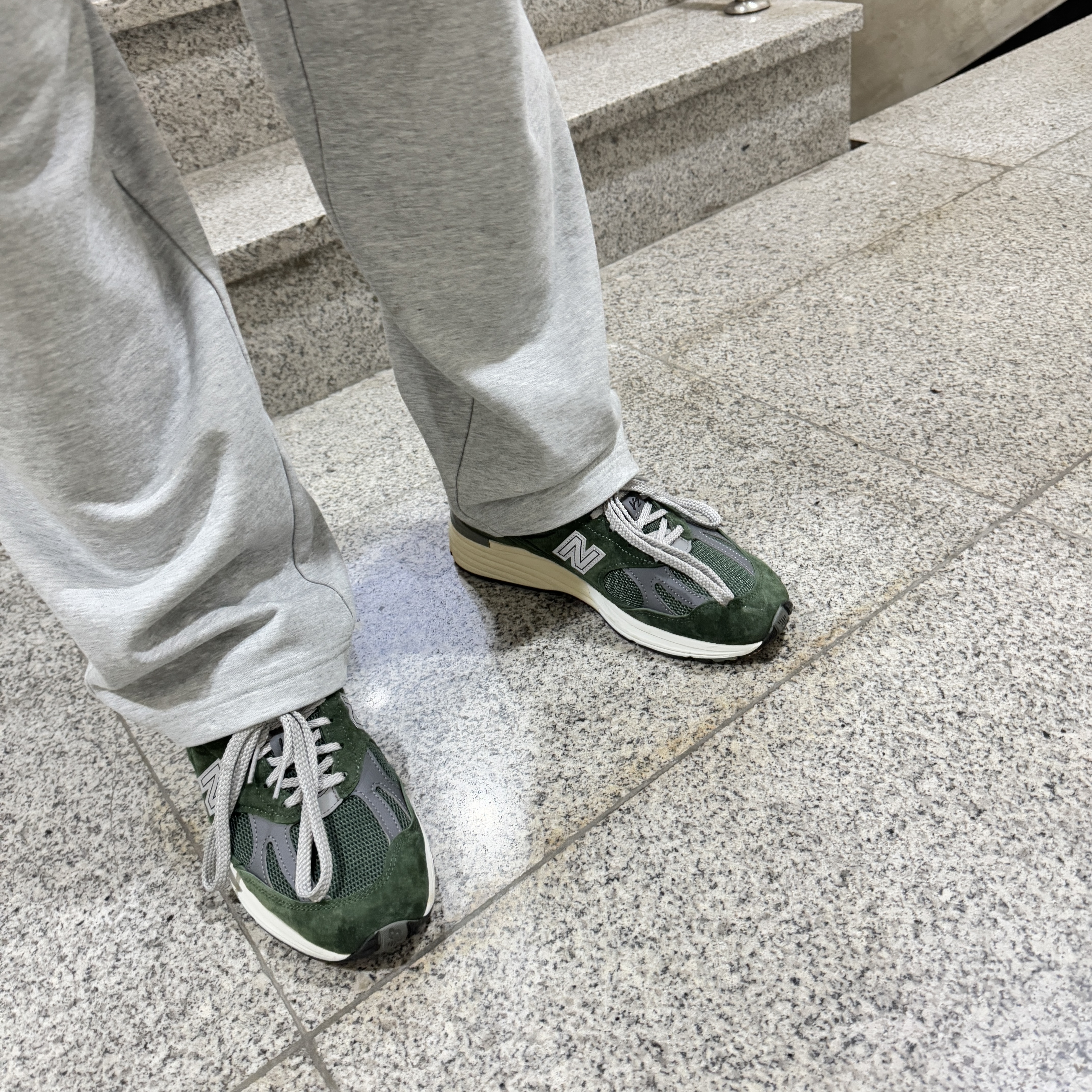New Balance 991v2 Made in UK Kombu Green, Nike Solo Swoosh Fleece Pants Dark Grey - Asia 착용 스타일 - 1