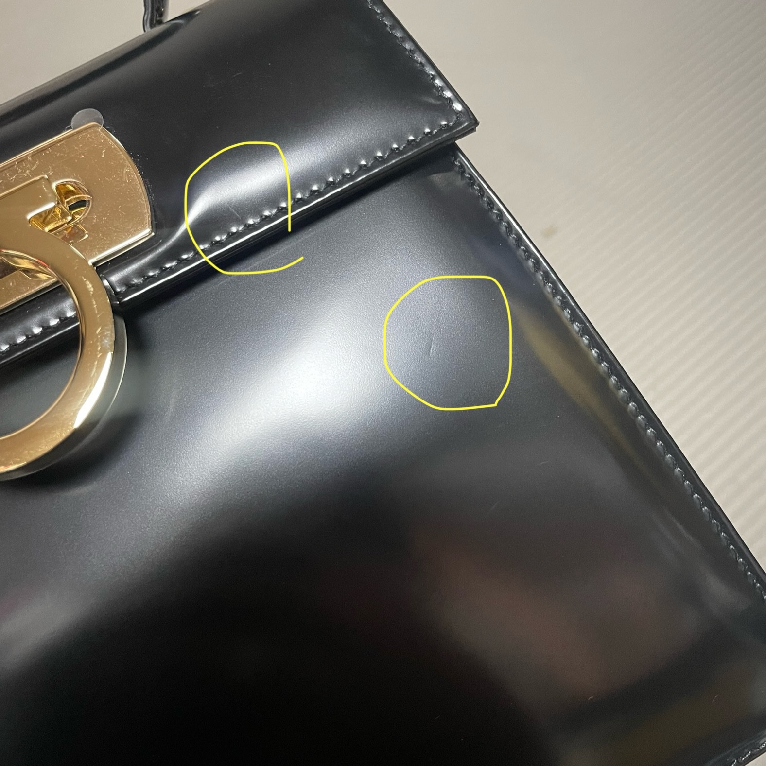 Ferragamo Small Kelly Bag Black 착용 스타일 - 3