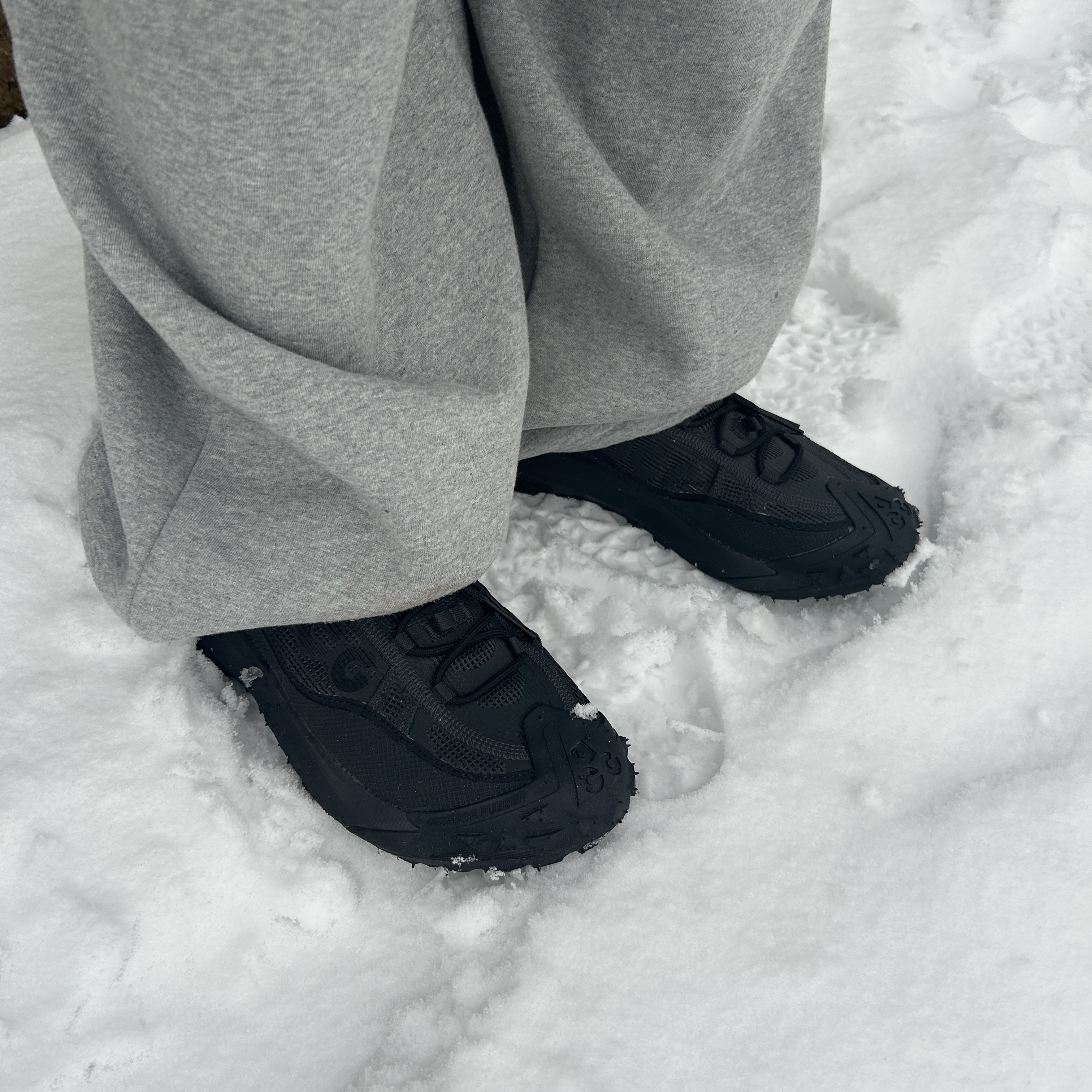 Nike ACG Mountain Fly 2 Low Gore-Tex Black and Dark Smoke Grey 착용 스타일 - 3