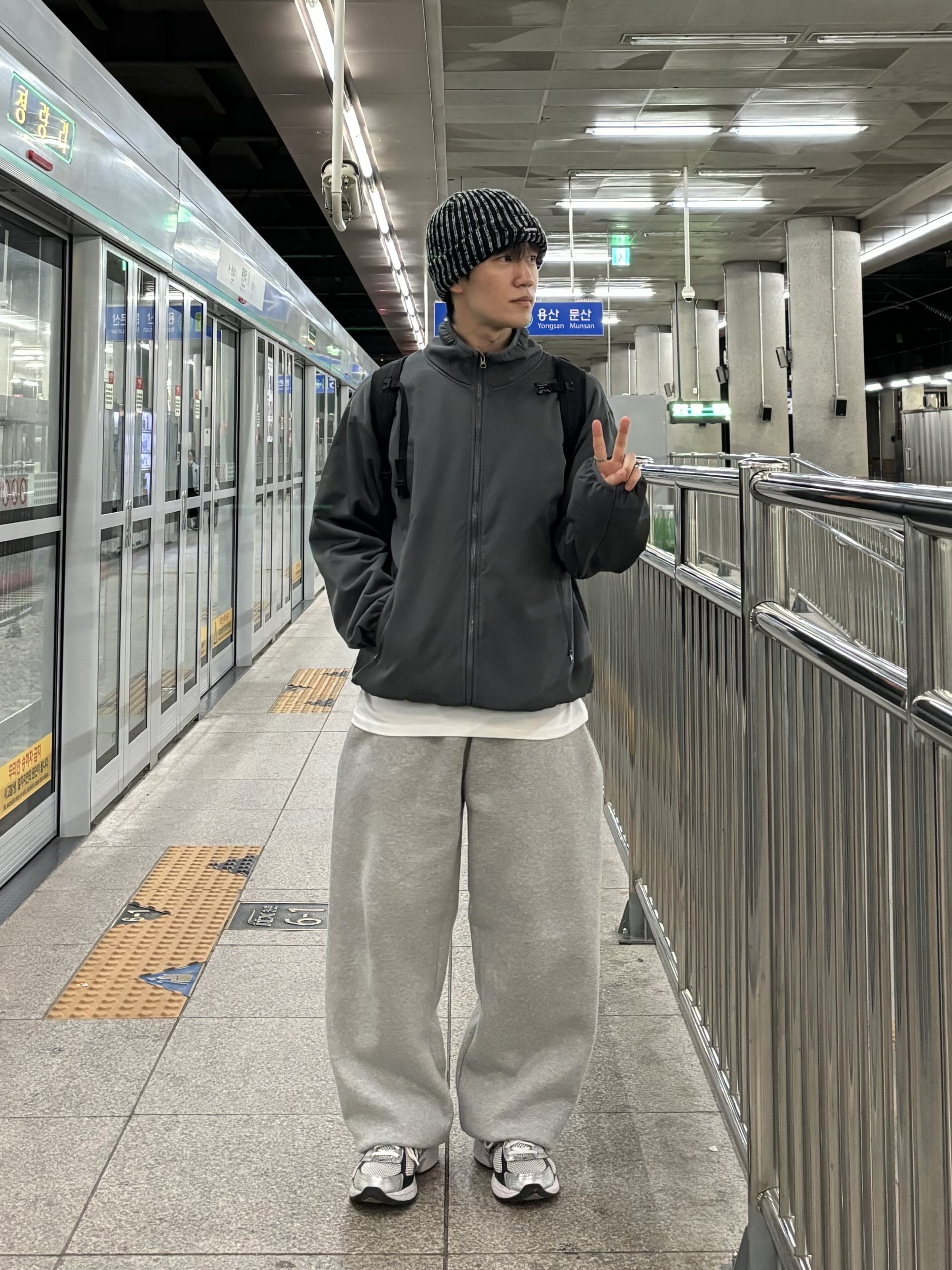 Supreme Rainbow Loose Gauge Beanie Black - 24FW, Salomon Trailblazer 20 Black 착용 스타일 - 2