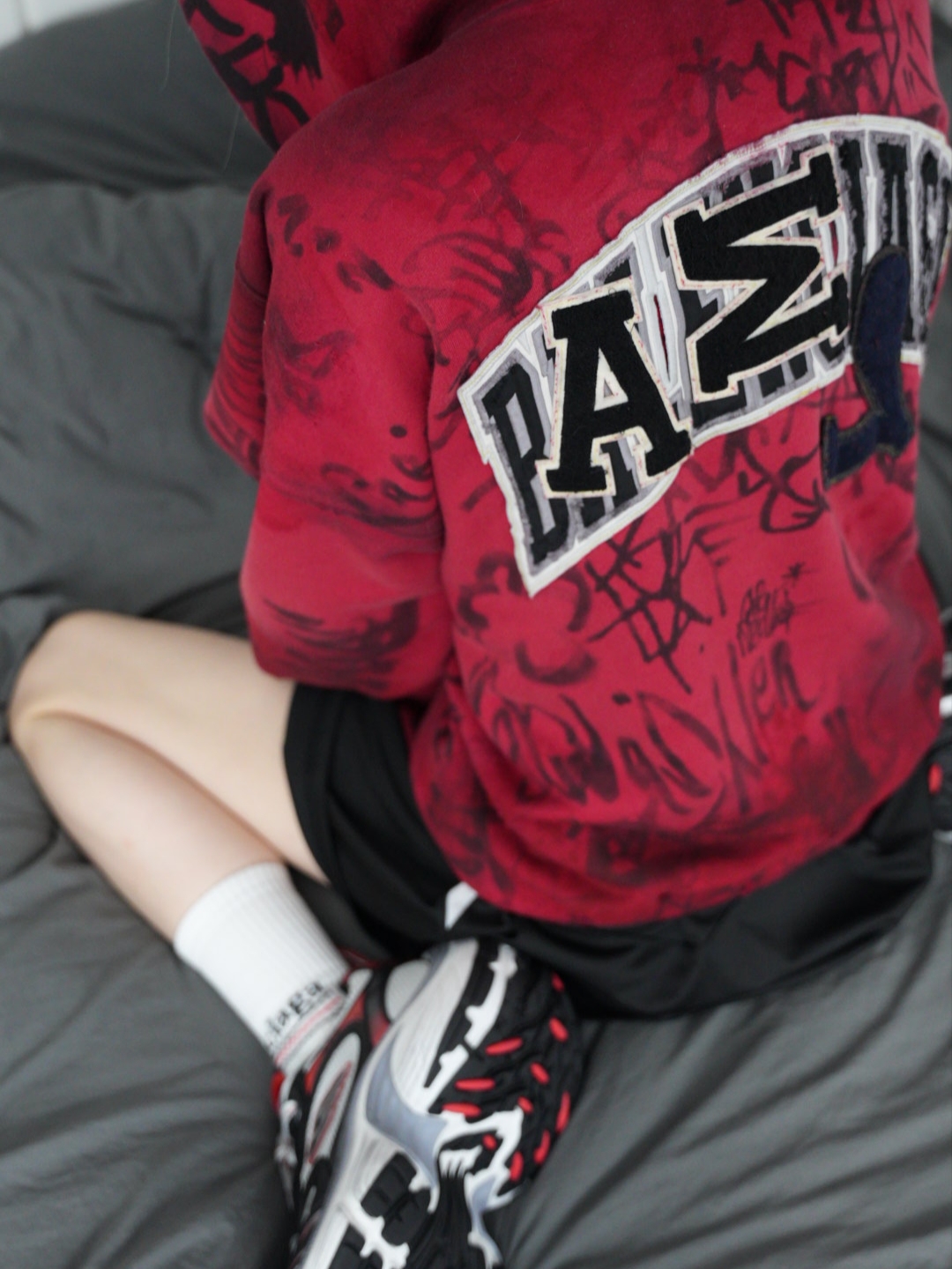 Balenciaga Skater Zip-Up Hoodie Medium Fit Red, Balenciaga Upcycled Cap Dark Green 착용 스타일 - 3