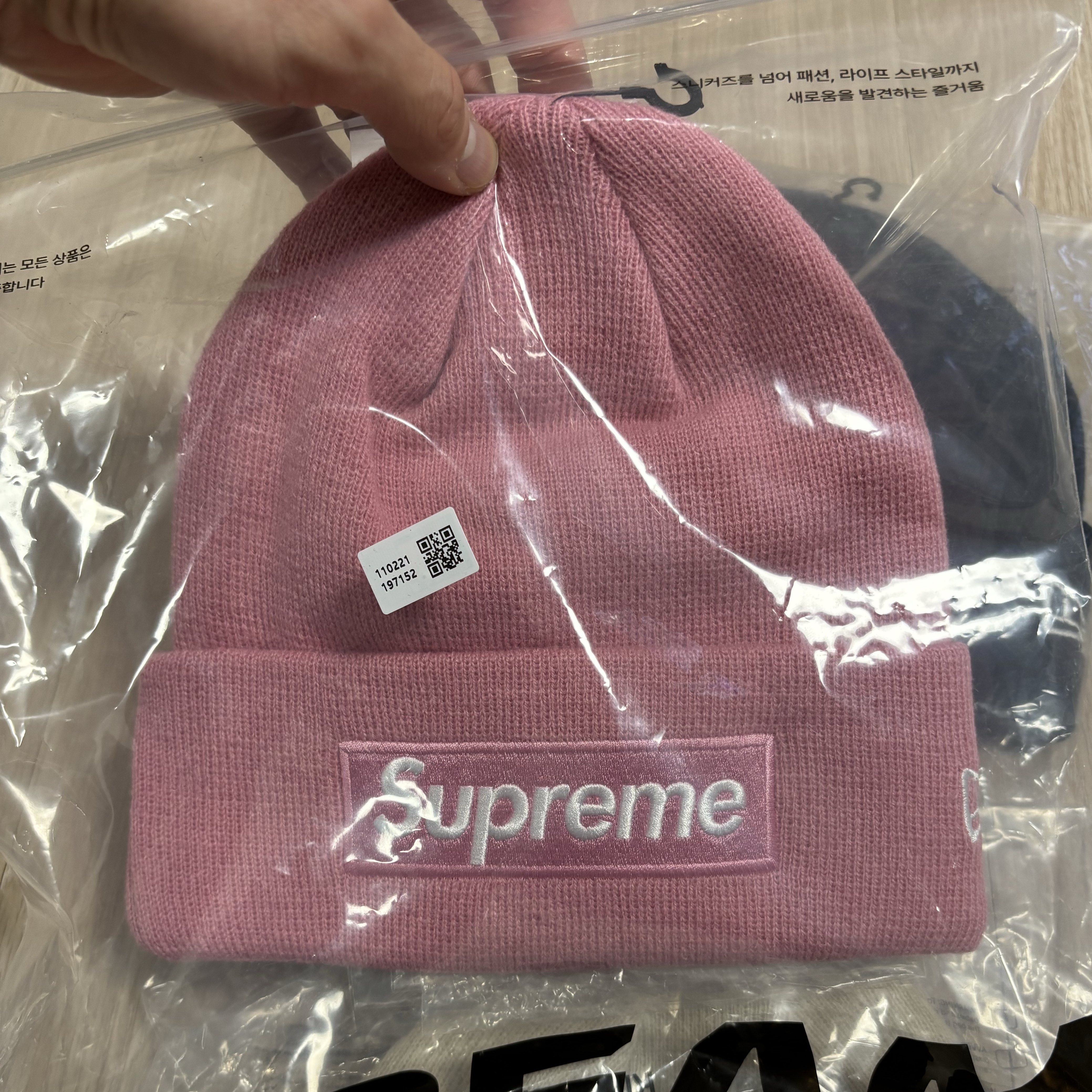Supreme New Era Box Logo Beanie Dusty Pink - 24FW, Supreme Classic Logo Chunky Ribbed Beanie Black - 24FW 착용 스타일 - 2