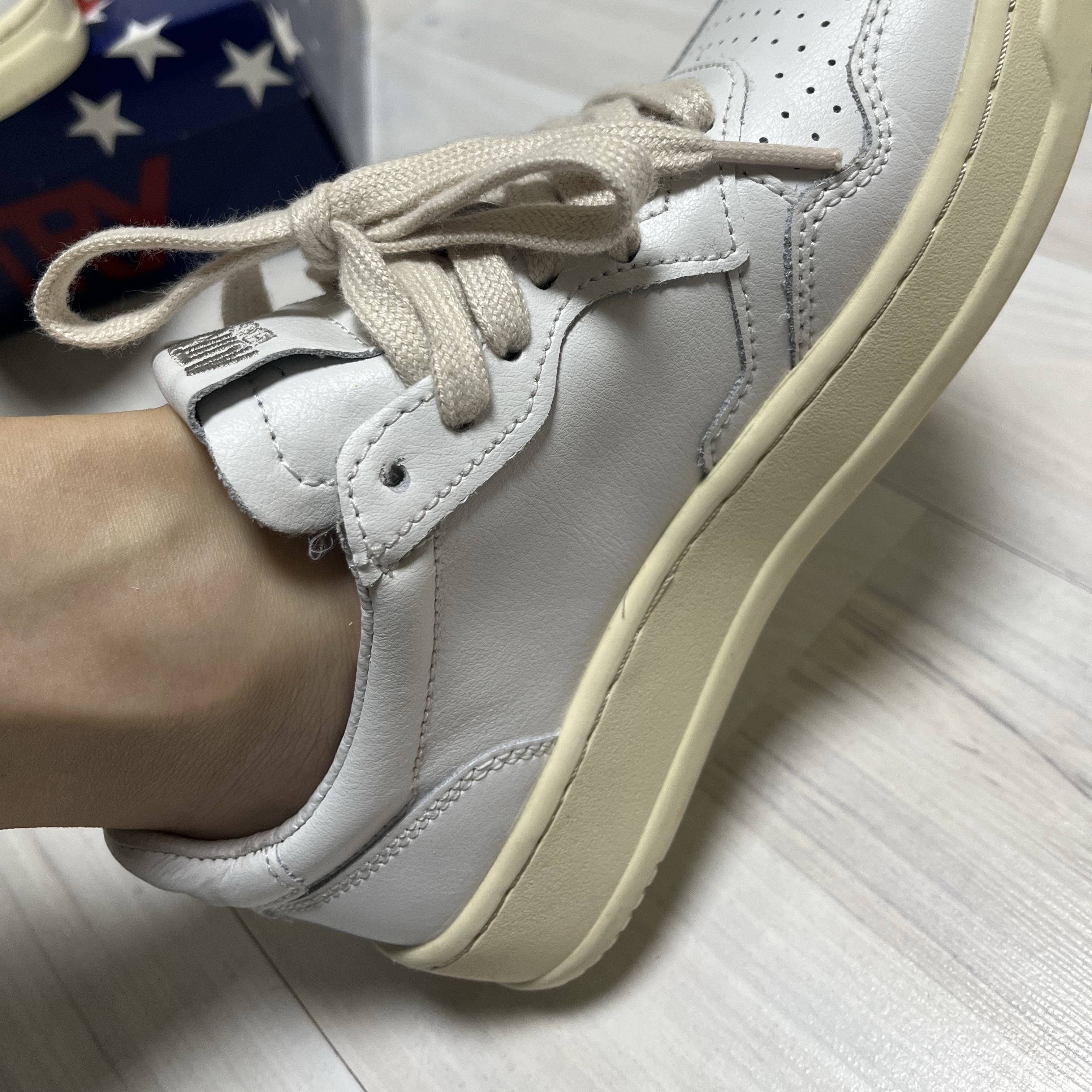 (W) Autry Medalist Low Leather Sneakers White 착용 스타일 - 2