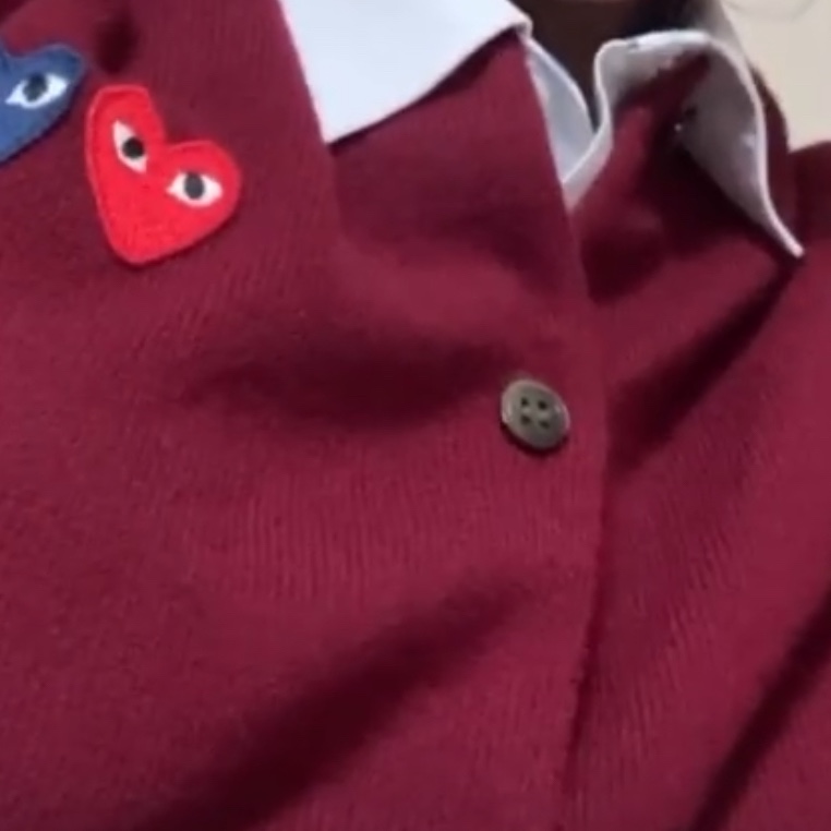 (W) Play Comme des Garcons White Heart Knit Cardigan Natural, Play Comme des Garcons Double Heart Cardigan Red 착용 스타일 - 2