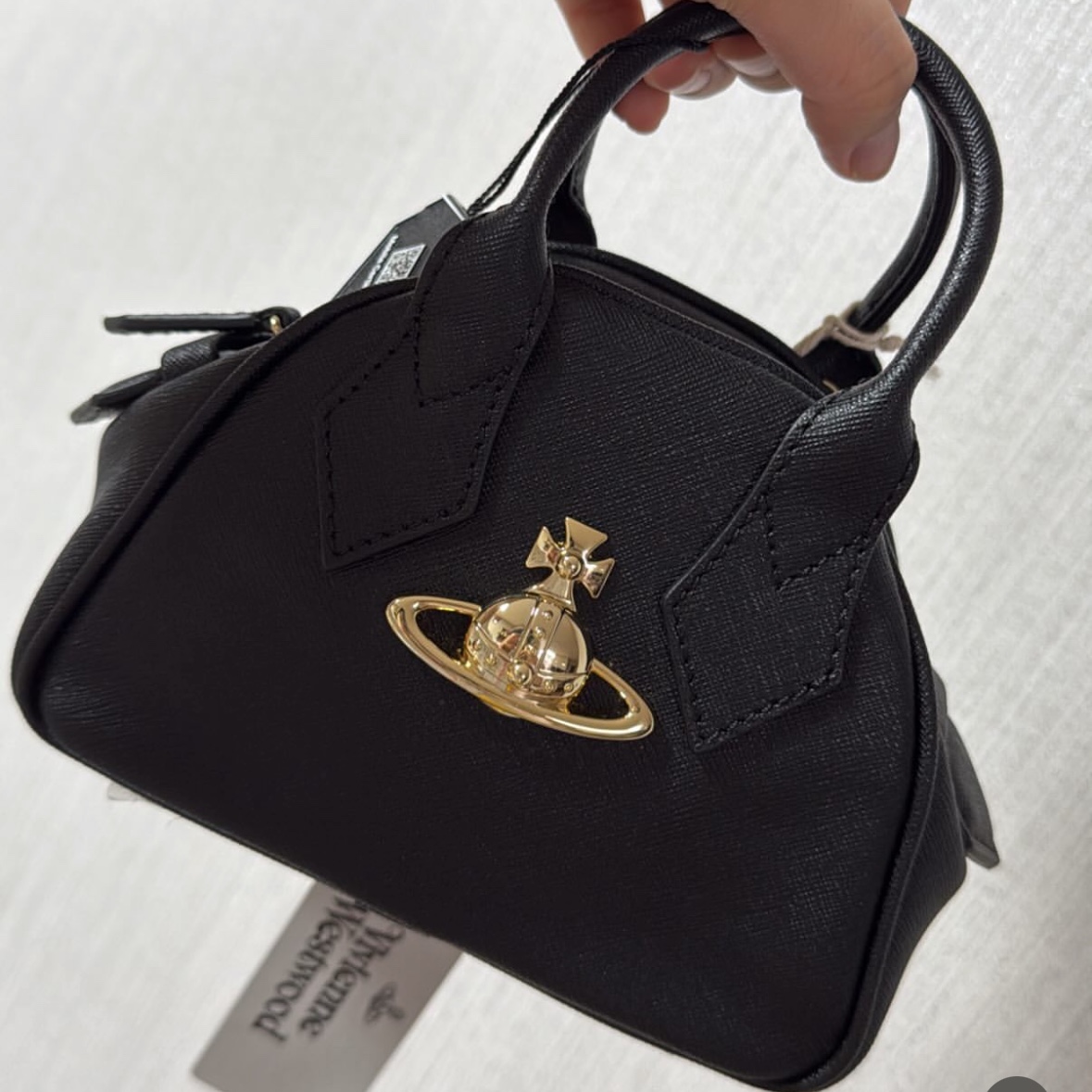Vivienne Westwood Saffiano Mini Yasmine Handbag Black 착용 스타일