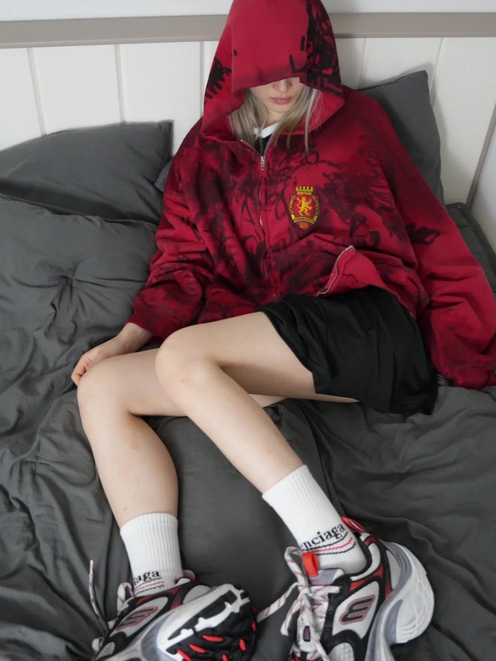 Balenciaga Skater Zip-Up Hoodie Medium Fit Red, Balenciaga Upcycled Cap Dark Green 착용 스타일 - 2