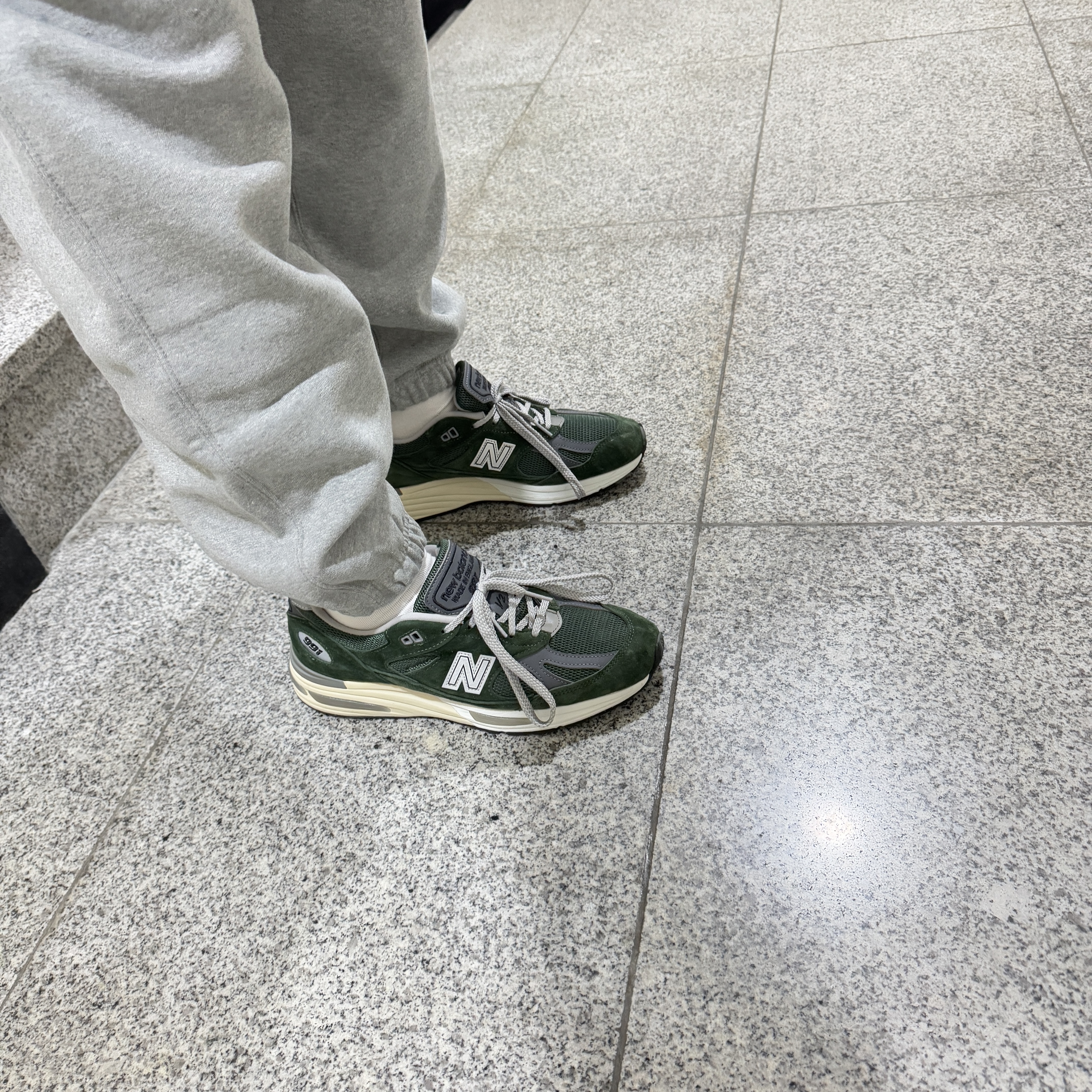 New Balance 991v2 Made in UK Kombu Green, Nike Solo Swoosh Fleece Pants Dark Grey - Asia 착용 스타일 - 7