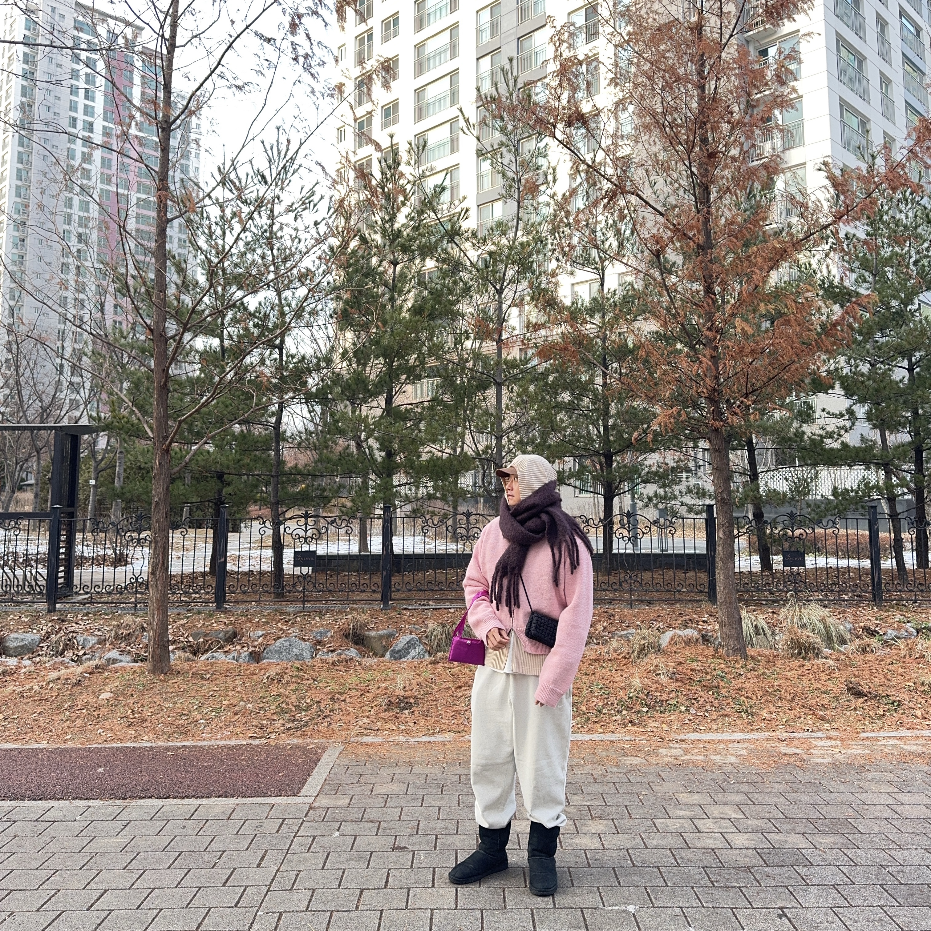 Homme Plisse Issey Miyake MC June Hoodie Ivory, Magliano Mini Knitted Bomber Baby Pink 착용 스타일 - 1