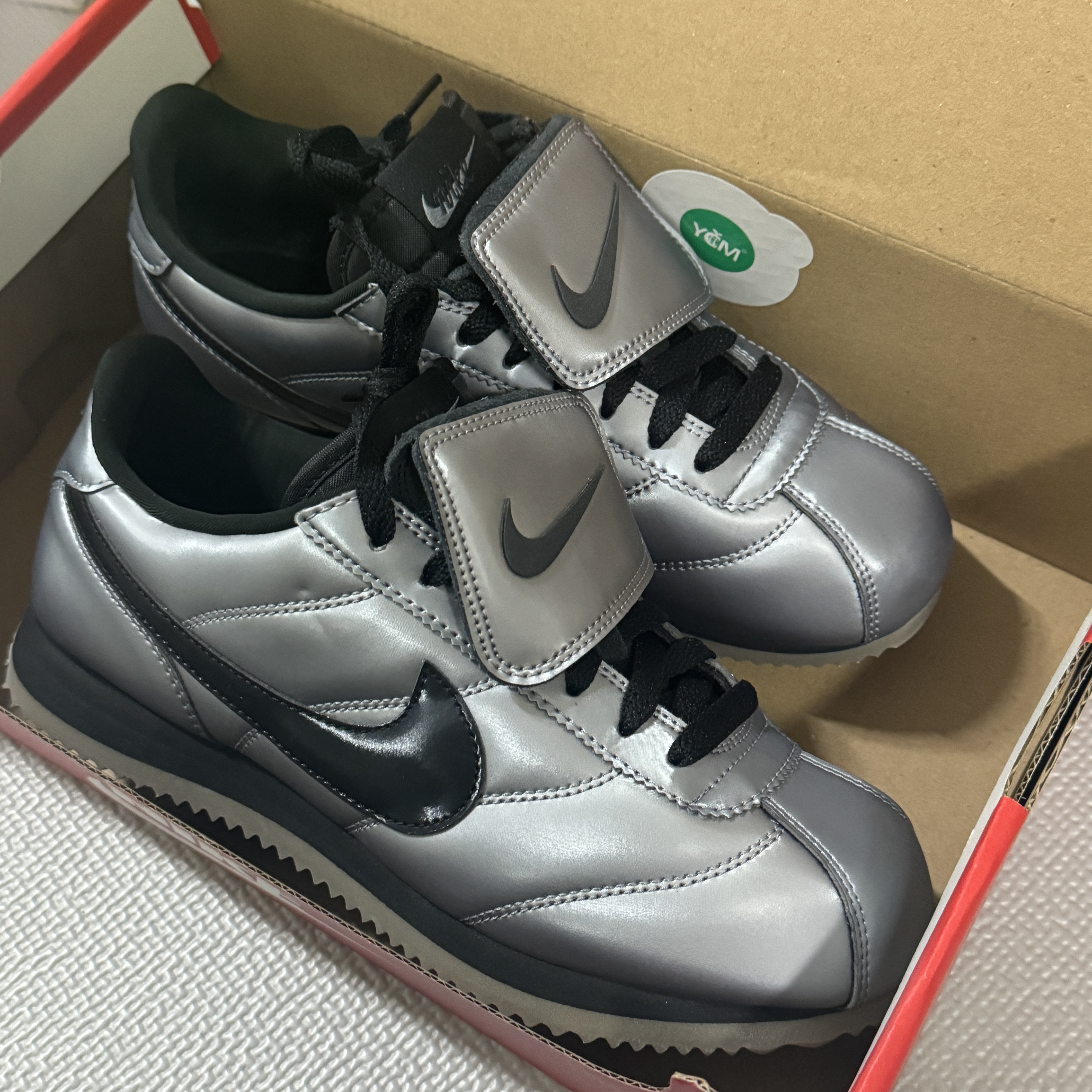 Nike Cortez Leather SE Metallic Cool Grey Black 착용 스타일